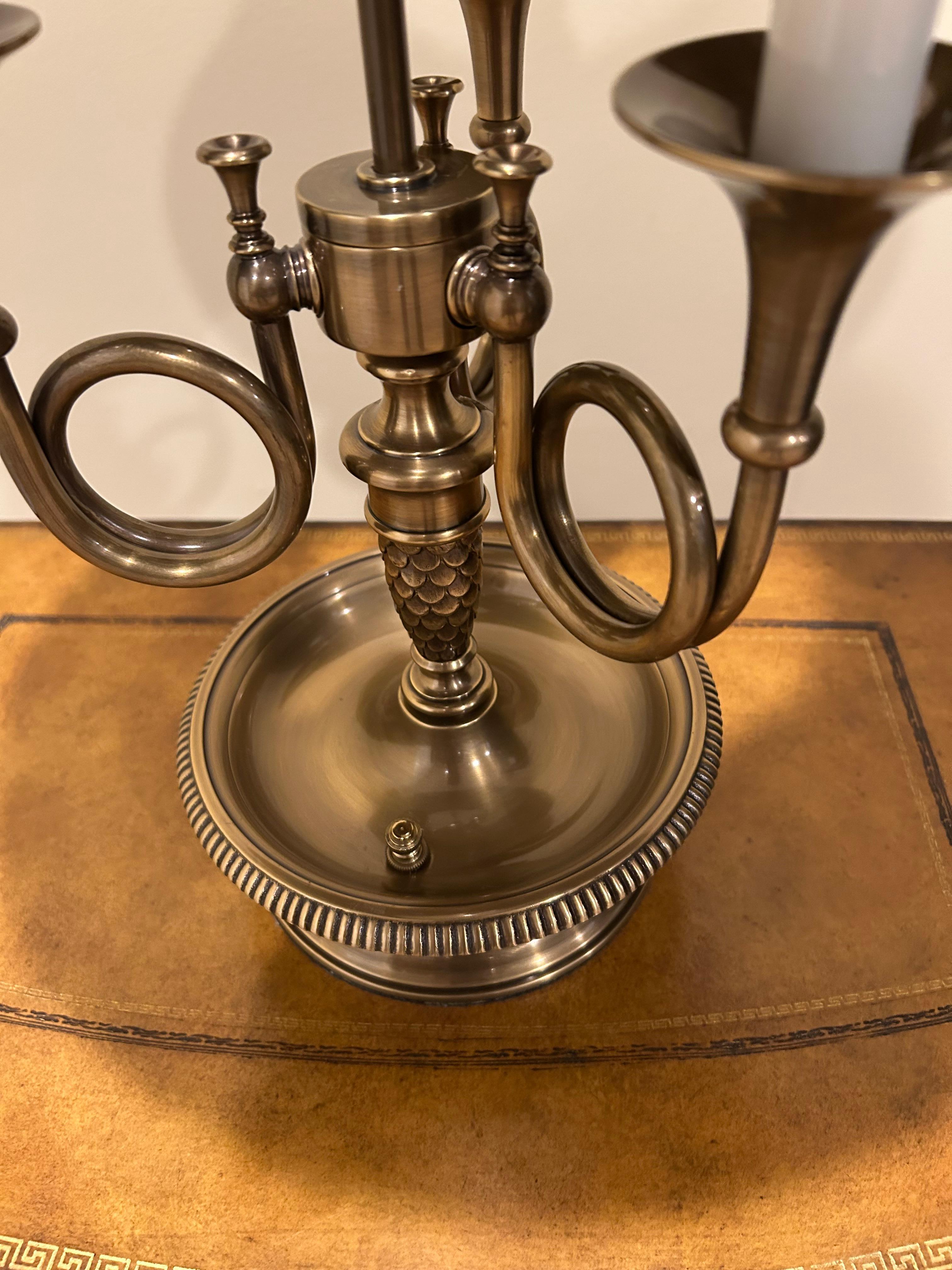 Lampe de table Buillotte Chapman 3 Horn en laiton antique en vente 1