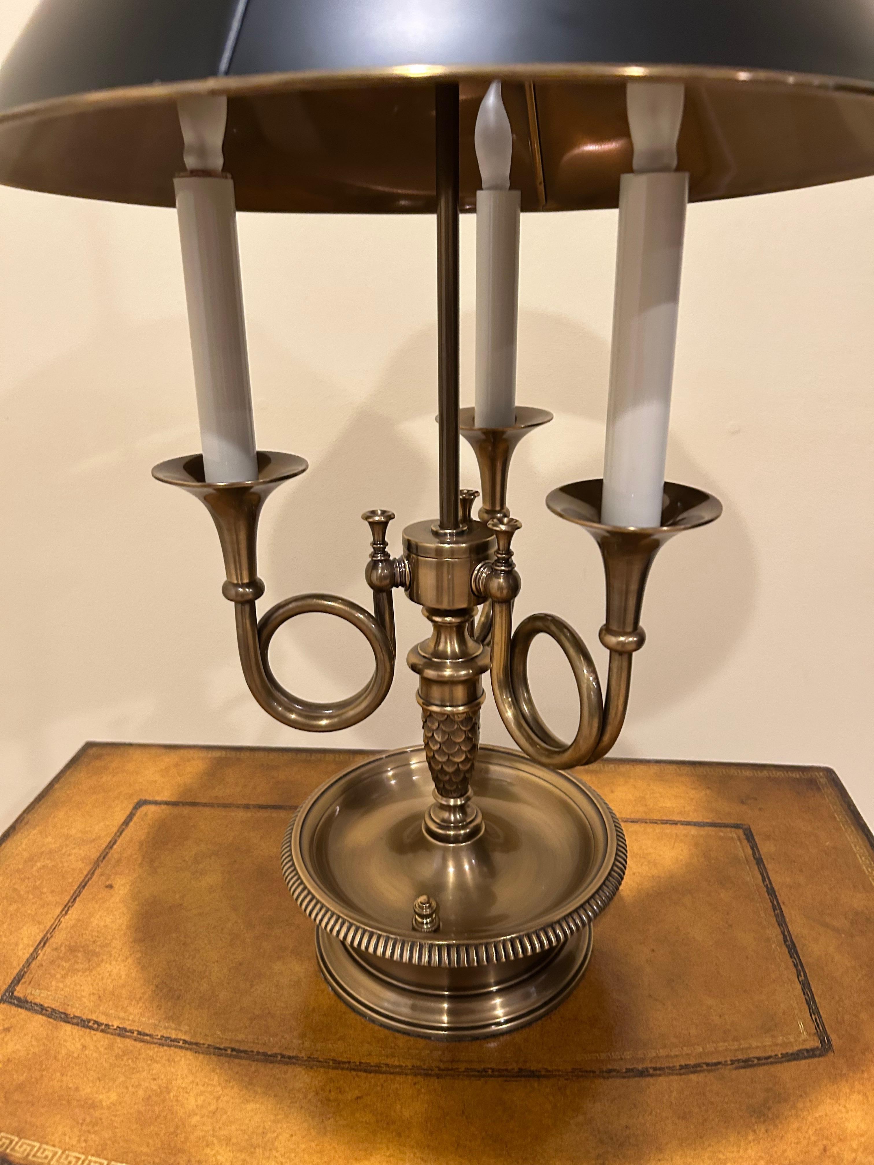 Lampe de table Buillotte Chapman 3 Horn en laiton antique en vente 2