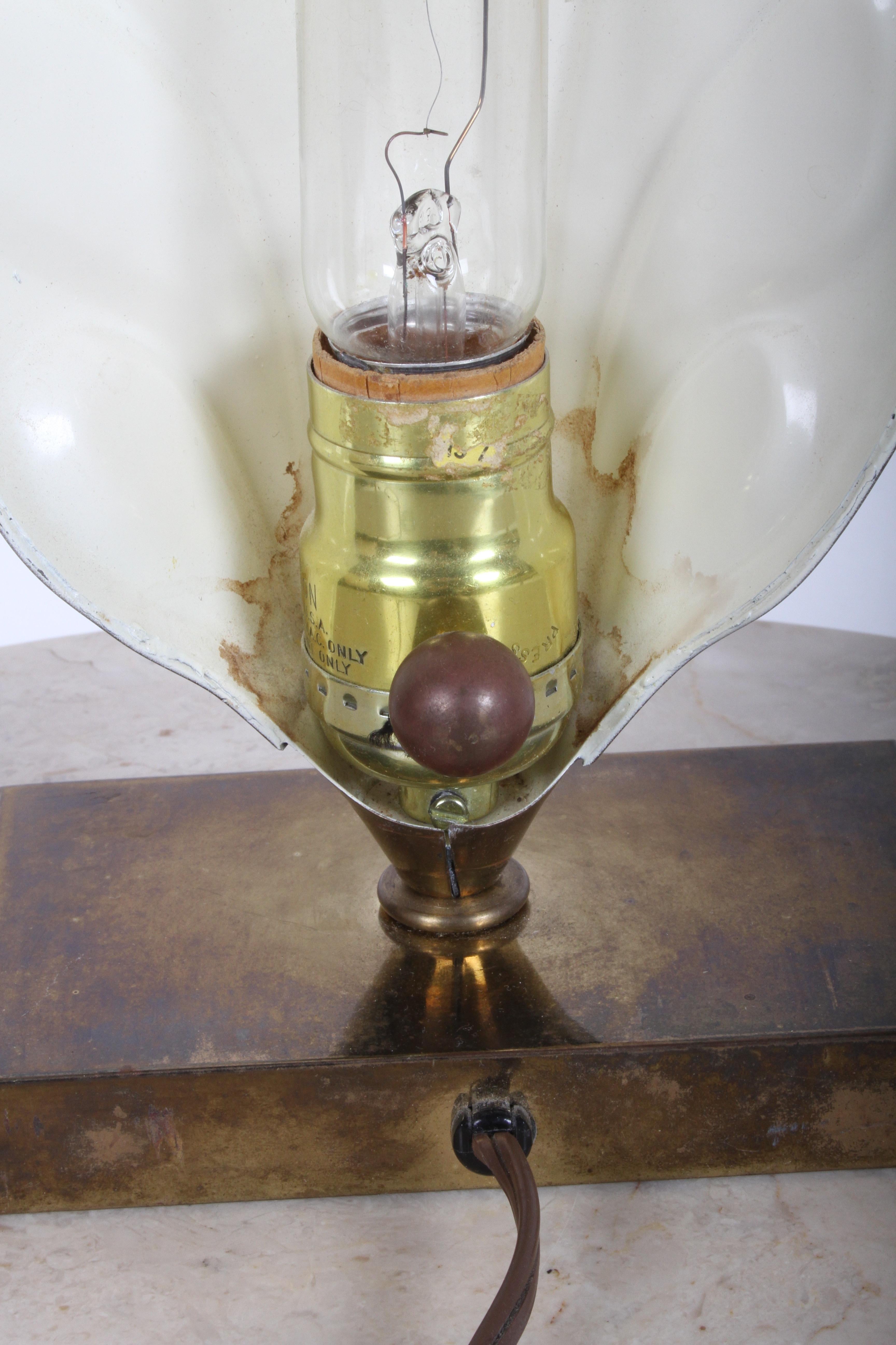 Chapman Brass Leaf Sconce Table Lamp, circa 1970s For Sale 1