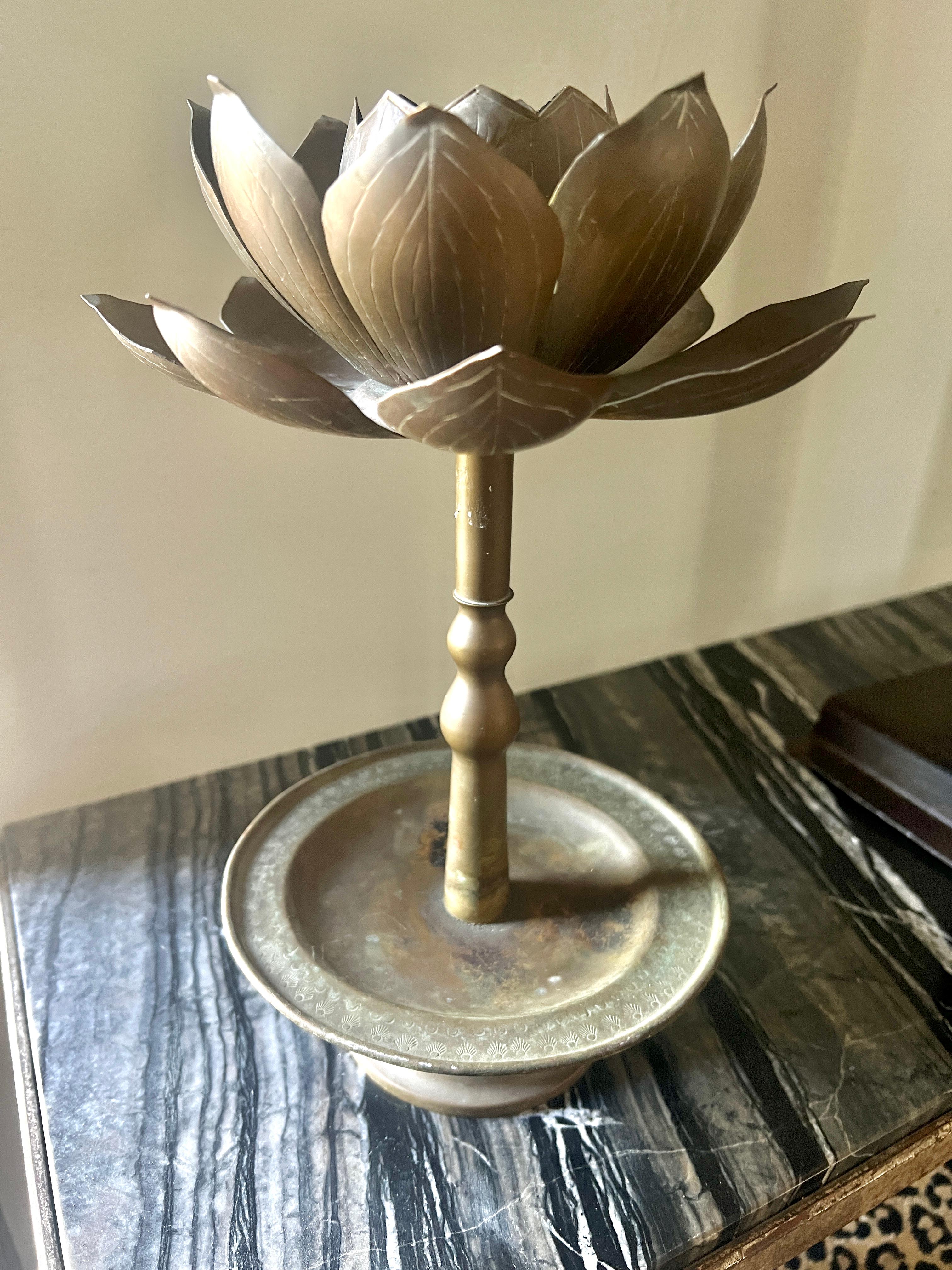 Iconico candeliere a forma di loto di Chapman, produttore di lampade meravigliose della metà del secolo scorso.

Il pezzo è un loto in fiore con una candela al centro, su un centro alto con un vassoio avvolto e un fondo con i piedi.

Questo pezzo
