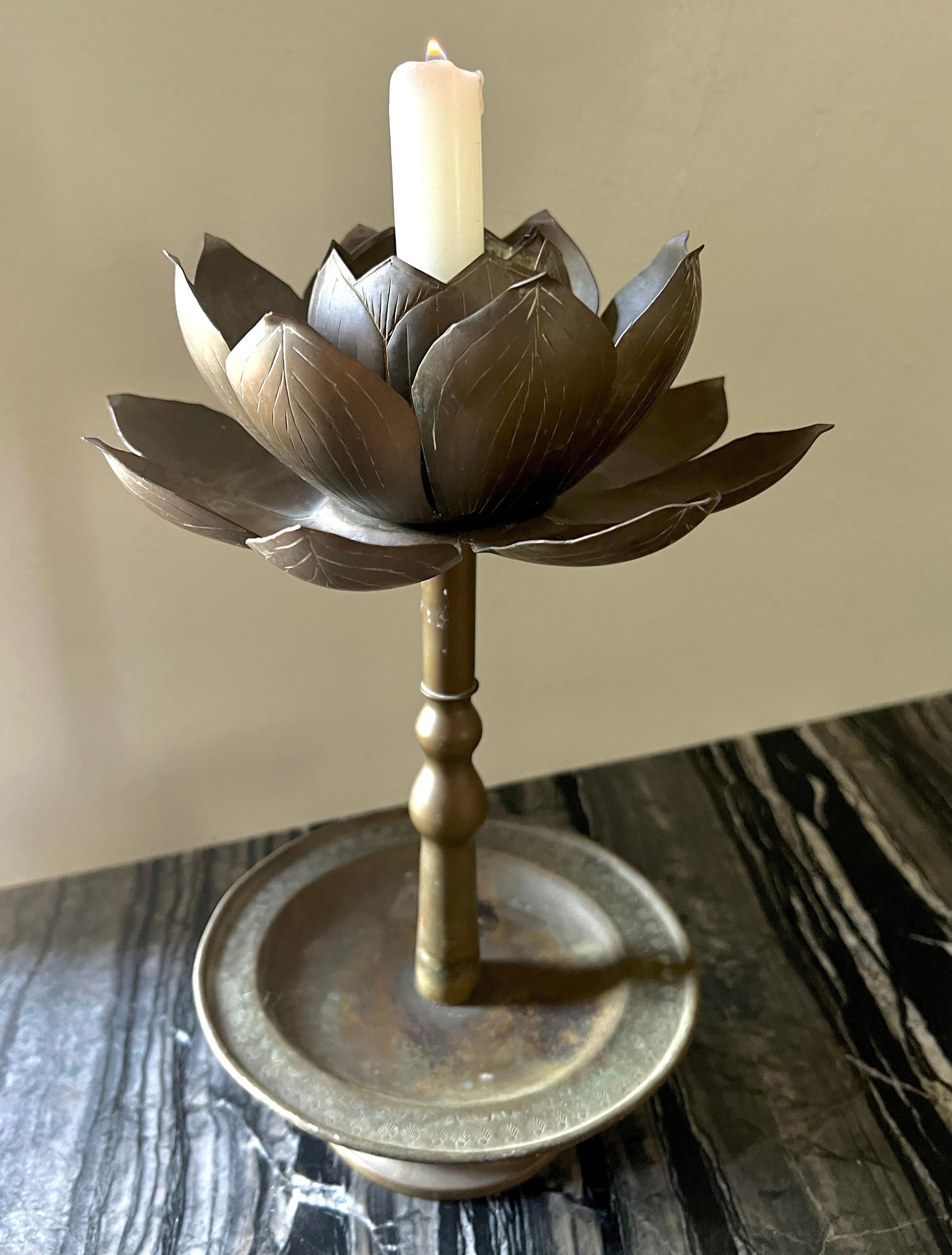 Mid-Century moderno Portacandele Chapman Lotus in ottone su piedistallo con vassoio rotondo e base a cilindro in vendita