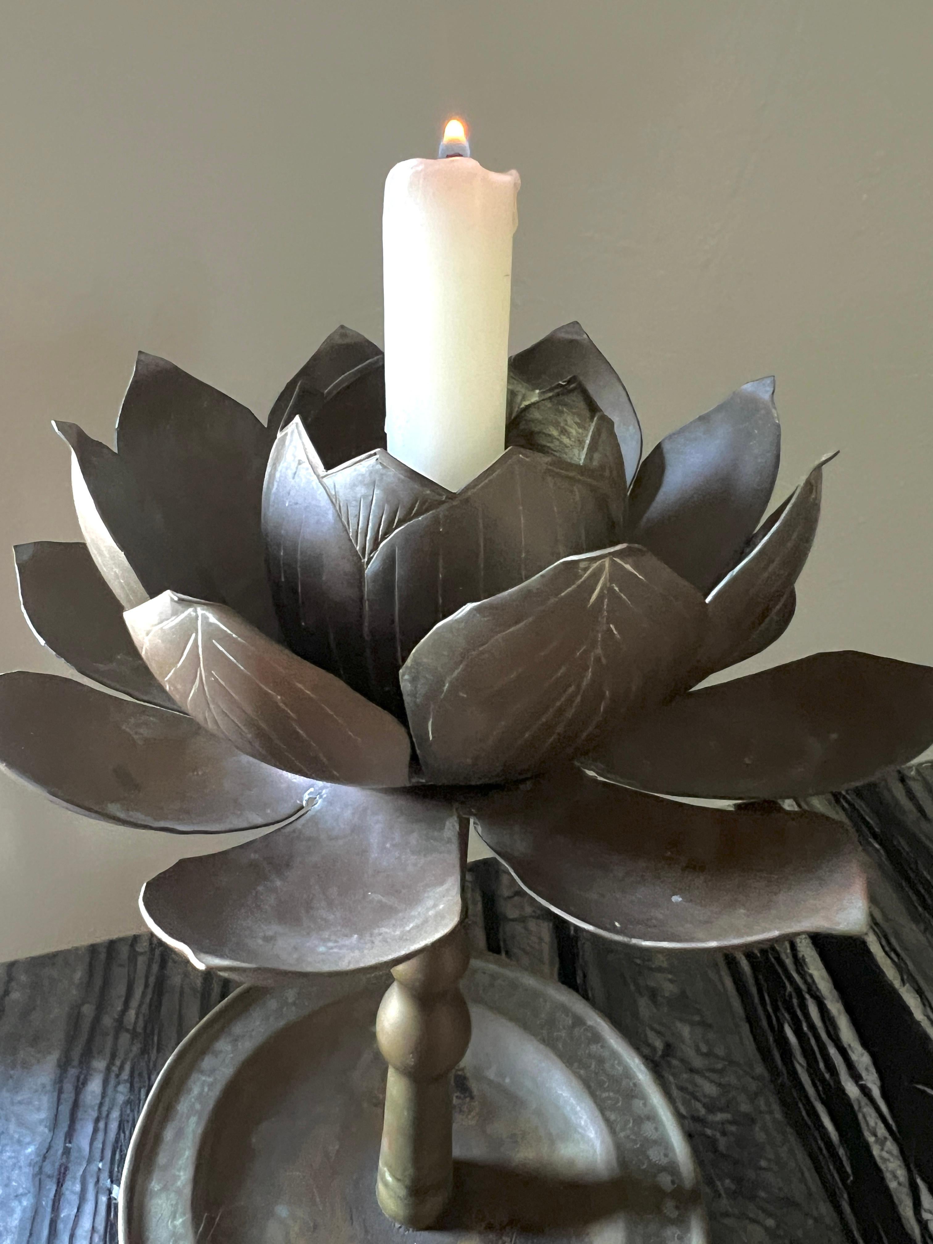 Fatto a mano Portacandele Chapman Lotus in ottone su piedistallo con vassoio rotondo e base a cilindro in vendita