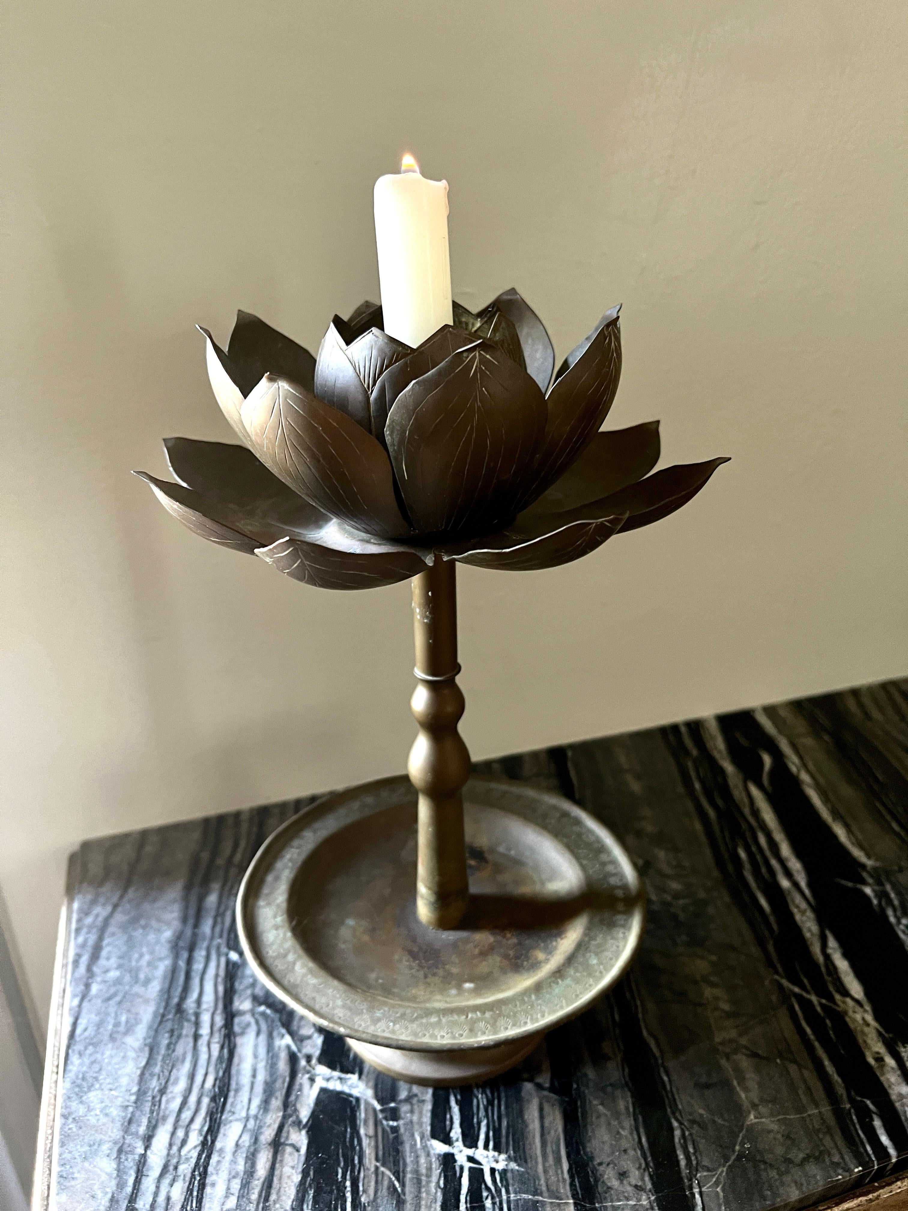 XX secolo Portacandele Chapman Lotus in ottone su piedistallo con vassoio rotondo e base a cilindro in vendita