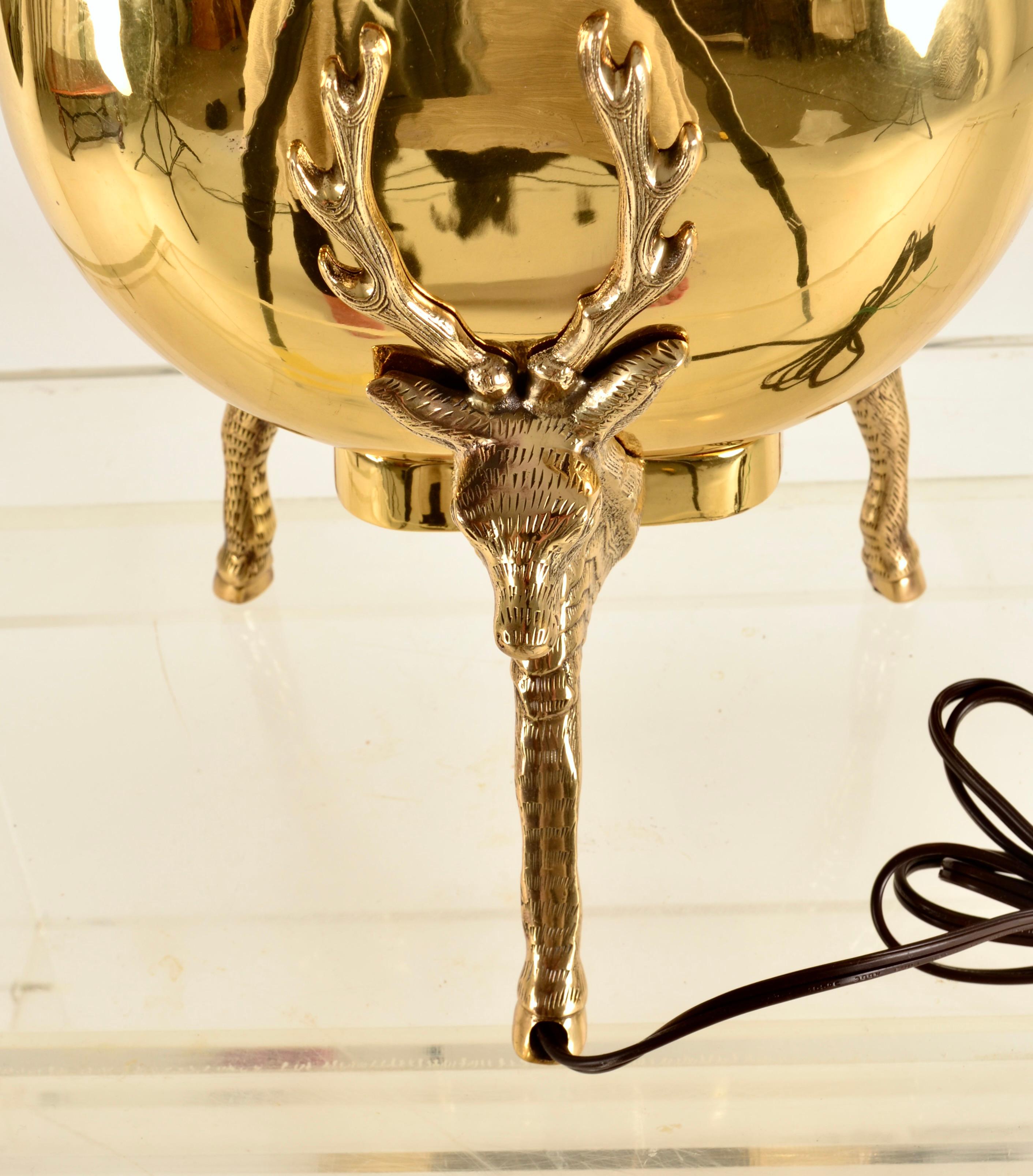 Laiton Lampe de bureau Chapman avec pieds de cerfs figurés en vente