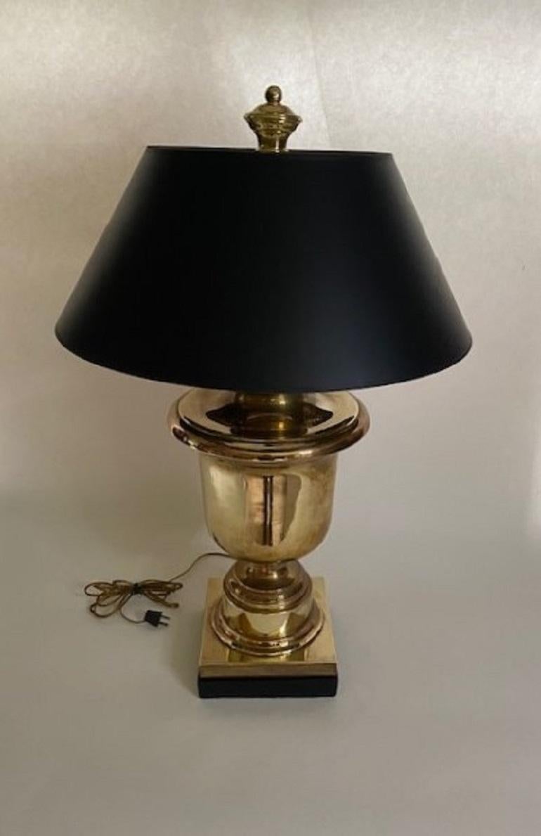Lampe Urne Chapman en laiton avec abat-jour noir Bon état - En vente à North Salem, NY