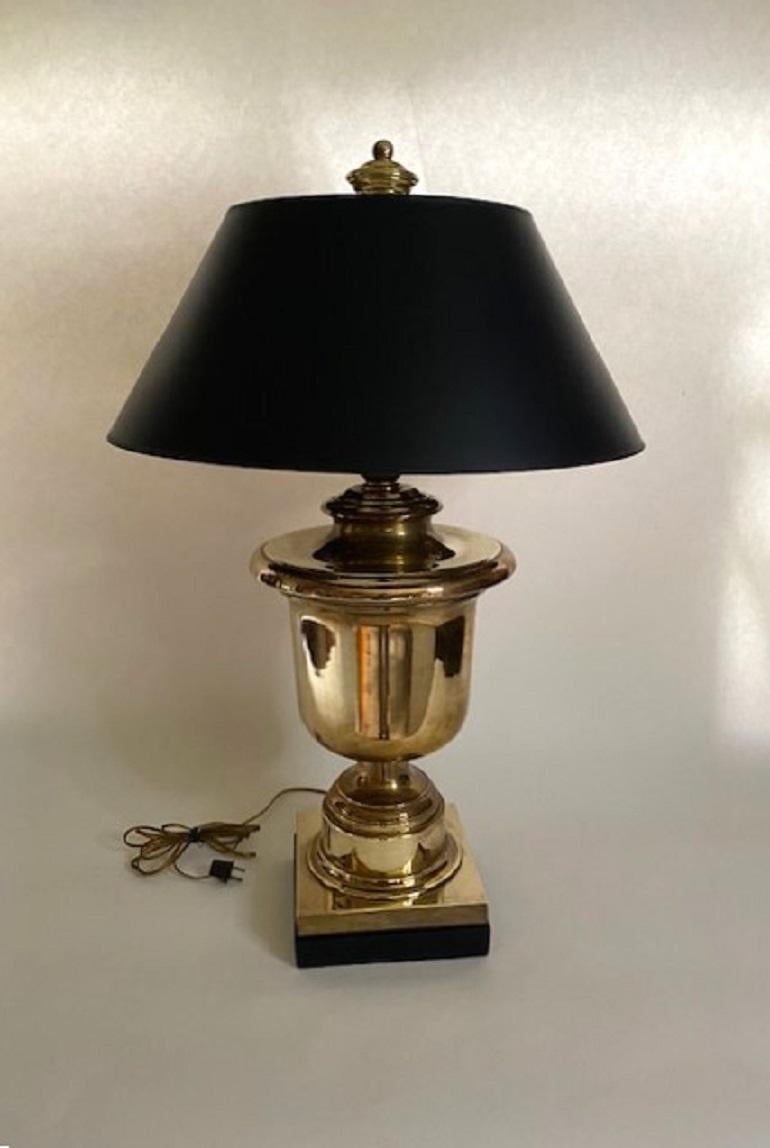 XXIe siècle et contemporain Lampe Urne Chapman en laiton avec abat-jour noir en vente