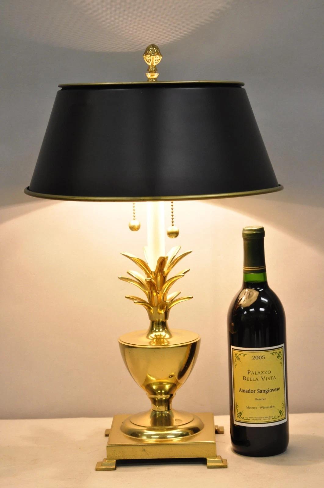 Vintage Chapman Hollywood Regency Small Brass Pineapple Tole Metal Black Shade Bouillotte Table Lamp. CIRCA Spätes 20. Jahrhundert. Abmessungen: 21