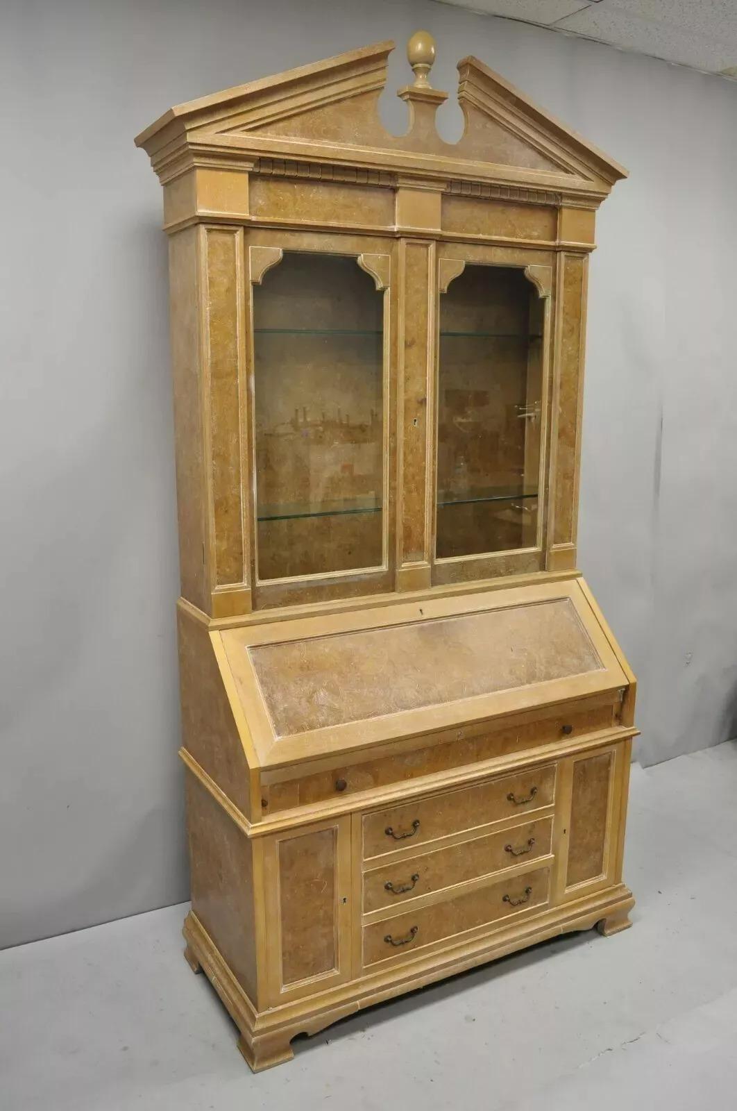 Vintage Italian Neoclassical Burl Wood Patchwork Olivewood Tall Secretary Desk by Chapman. Cet article se caractérise par une construction en deux parties, un intérieur éclairé avec variateur de lumière, 2 portes de placard inférieures, 4 tiroirs