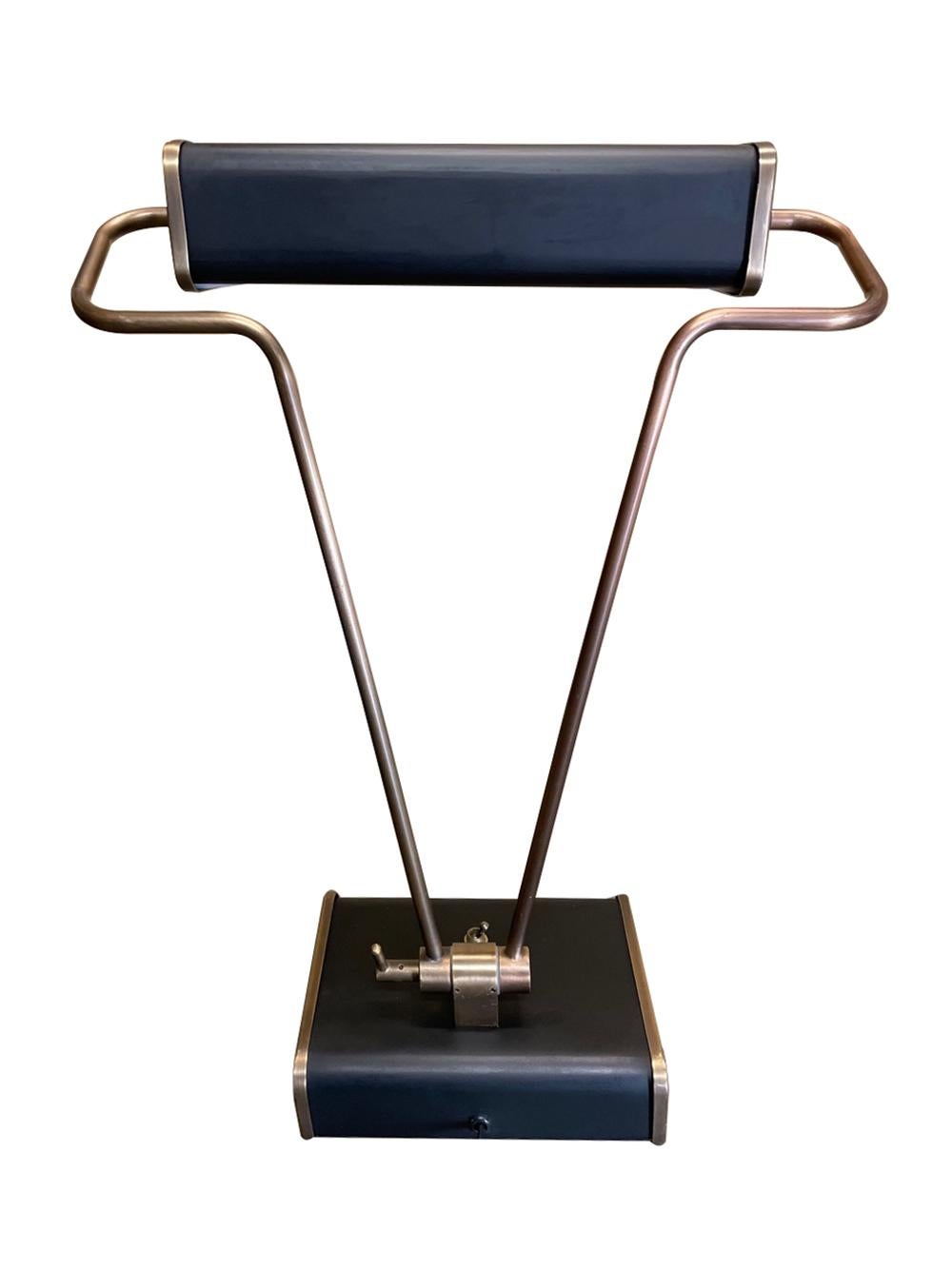 Chapman Lighting 1940er Jahre Schreibtischlampe aus gebürstetem Messing und ebonisiertem Metall mit Gelenk (Gebürstet) im Angebot