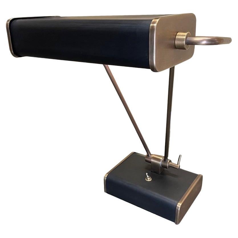 Chapman Lighting 1940er Jahre Schreibtischlampe aus gebürstetem Messing und ebonisiertem Metall mit Gelenk im Angebot