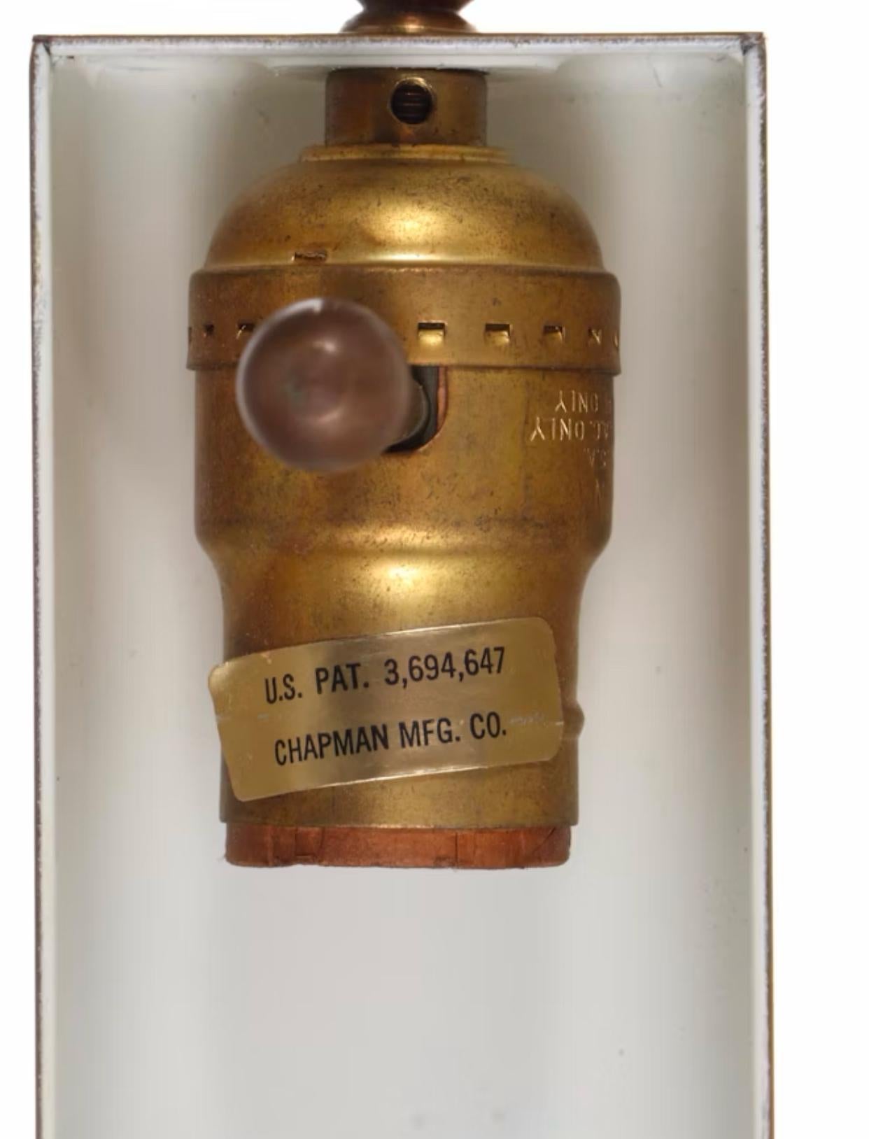 Chapman Lighting Lámpara de pie de farmacia de latón patinado. mediados del siglo XX en venta