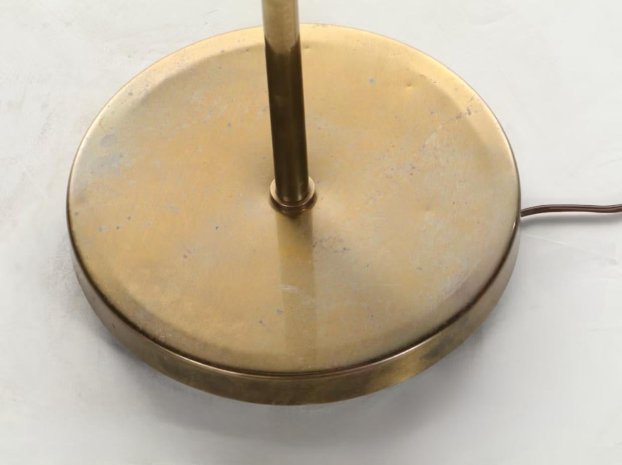 Chapman Lighting Lámpara de pie de farmacia de latón patinado. Latón en venta