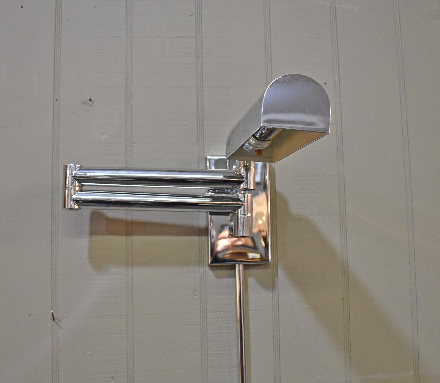Chapman Lámpara de lectura de pared cromada con brazo articulado de mediados de siglo Moderno de mediados de siglo en venta