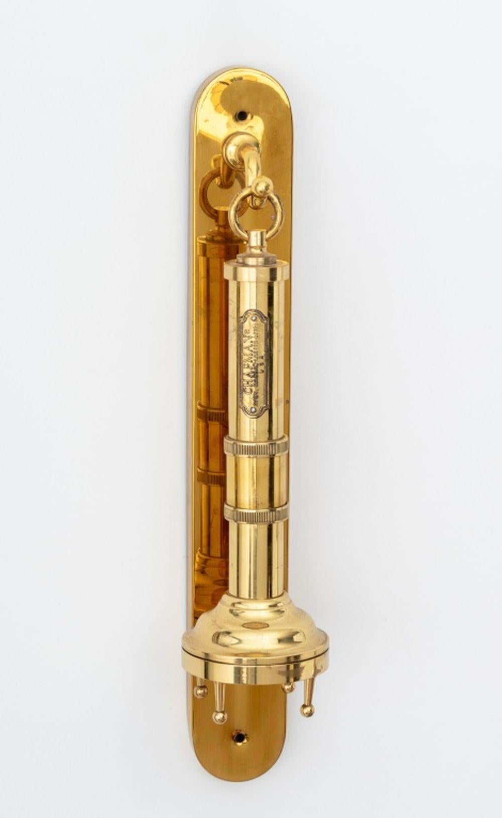 Paire de lampes de poche murales en laiton Chapman du milieu du siècle dernier, avec supports muraux en laiton et plaque 