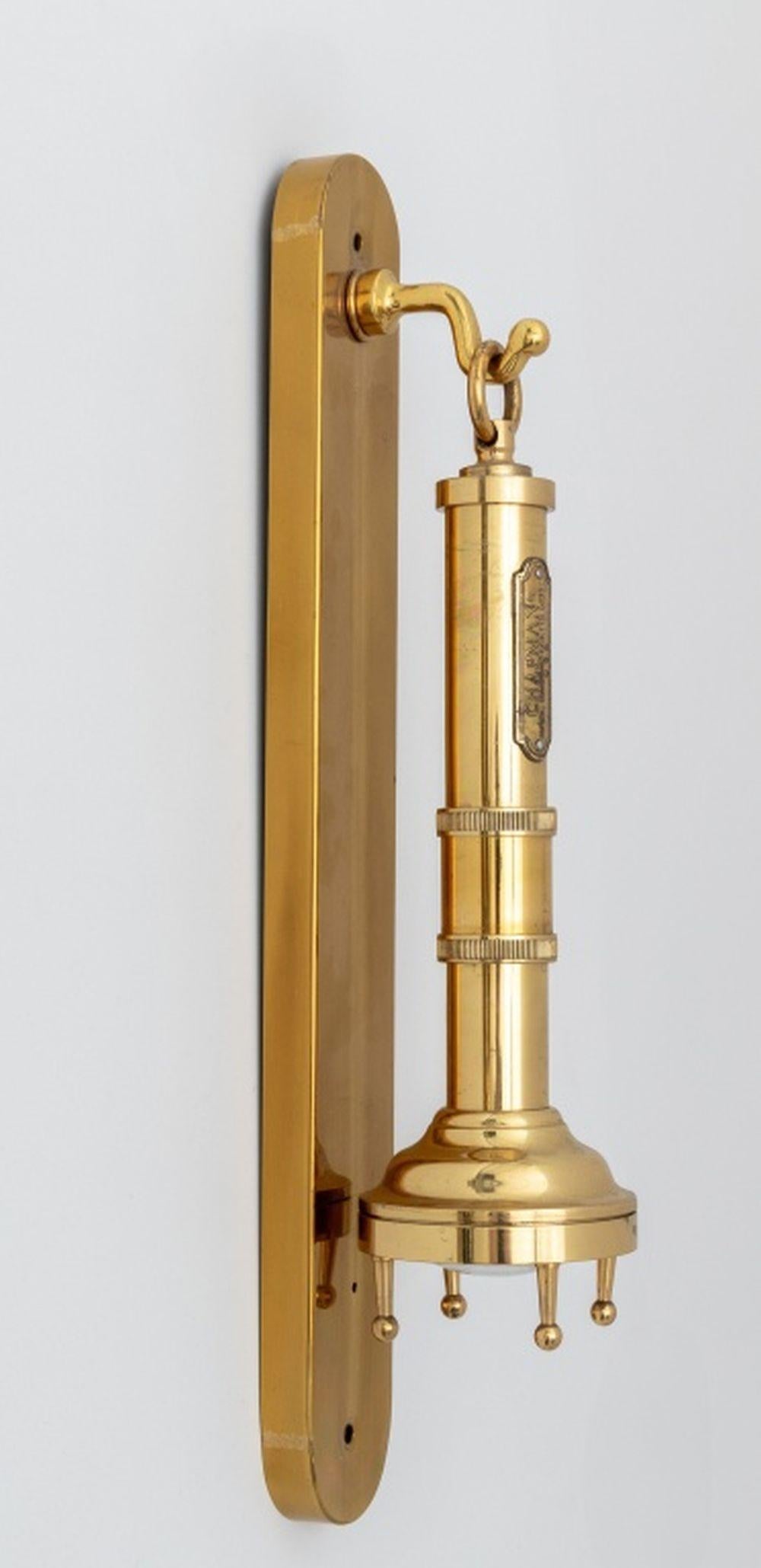 Laiton Paire de lampes de poche en laiton Chapman de style moderne du milieu du siècle dernier en vente