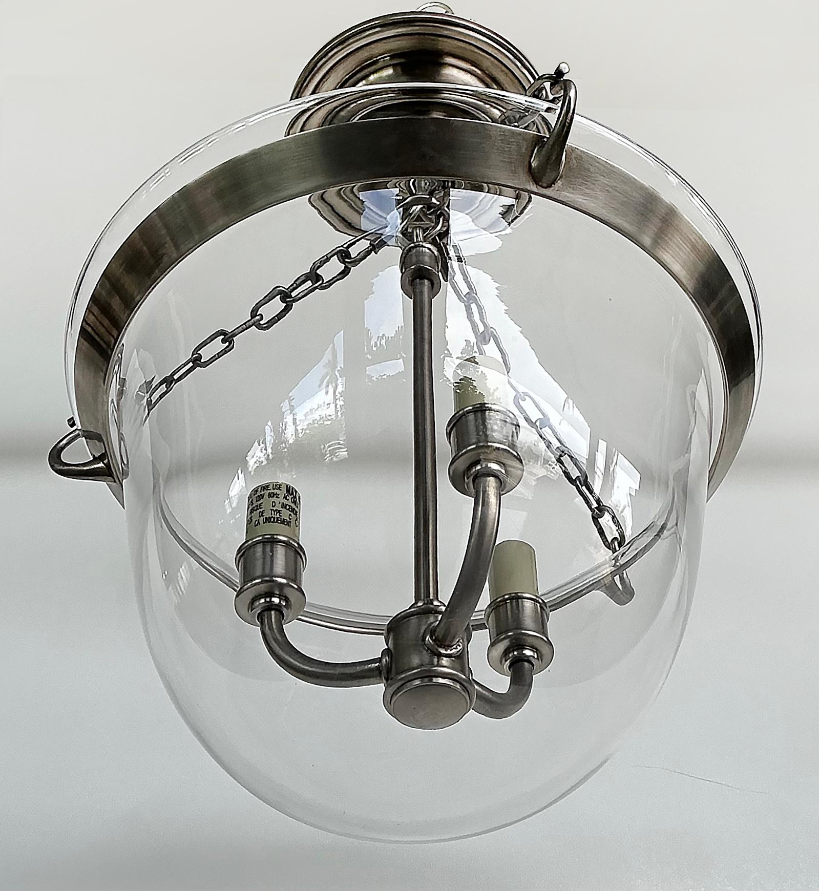 Chapman & Myers Country Glass Bell 3-Light Lantern, Farmhouse- 2 disponibili

Offred è una lanterna a campana in vetro da soffitto semi-incasso della Collectional, disegnata da Chapman e Myers per Visual Comfort.  Gli apparecchi sono caratterizzati