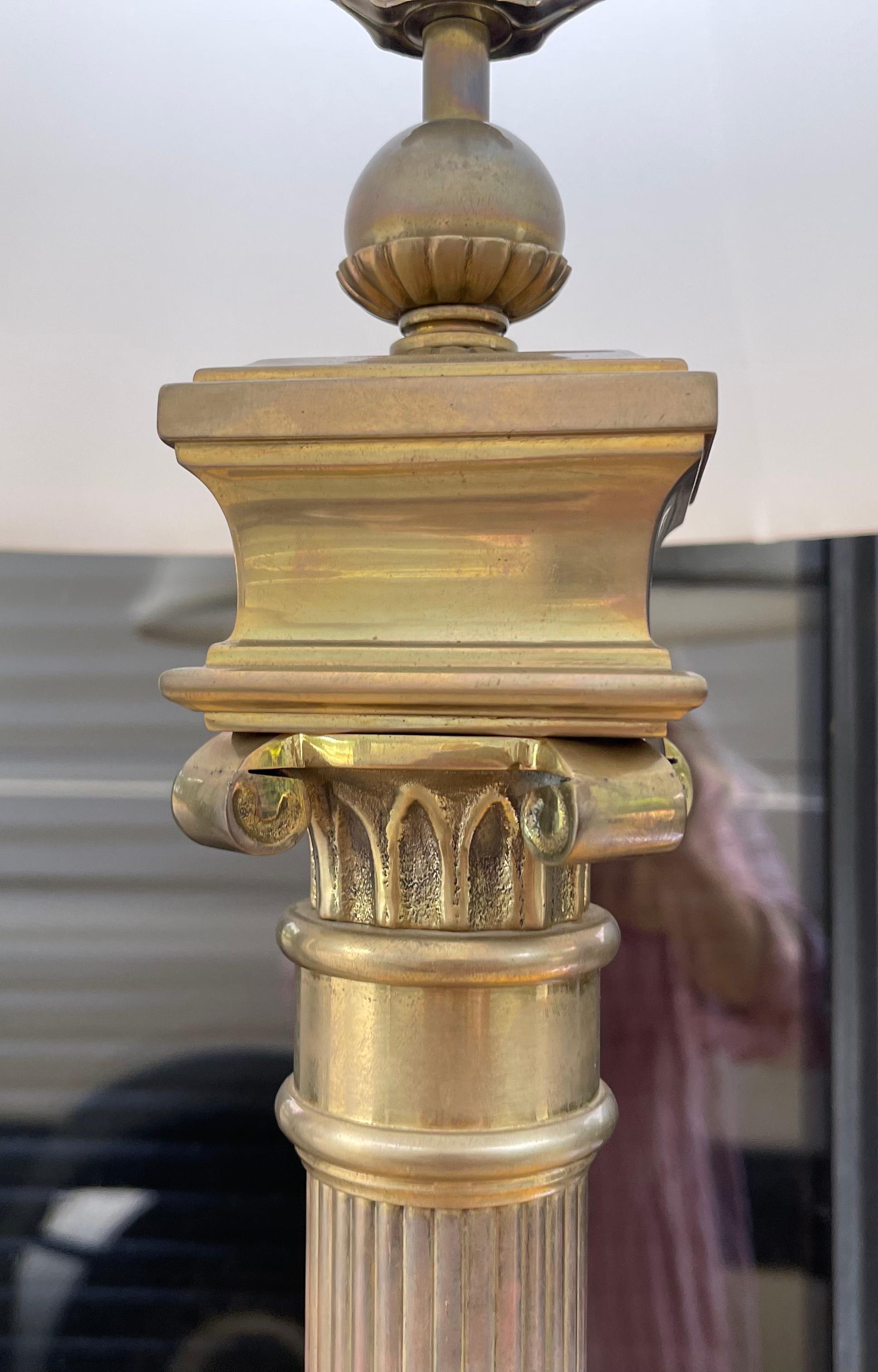 Néoclassique Paire de lampes de bureau à colonne dorée en laiton et marbre de style néoclassique Chapman  en vente