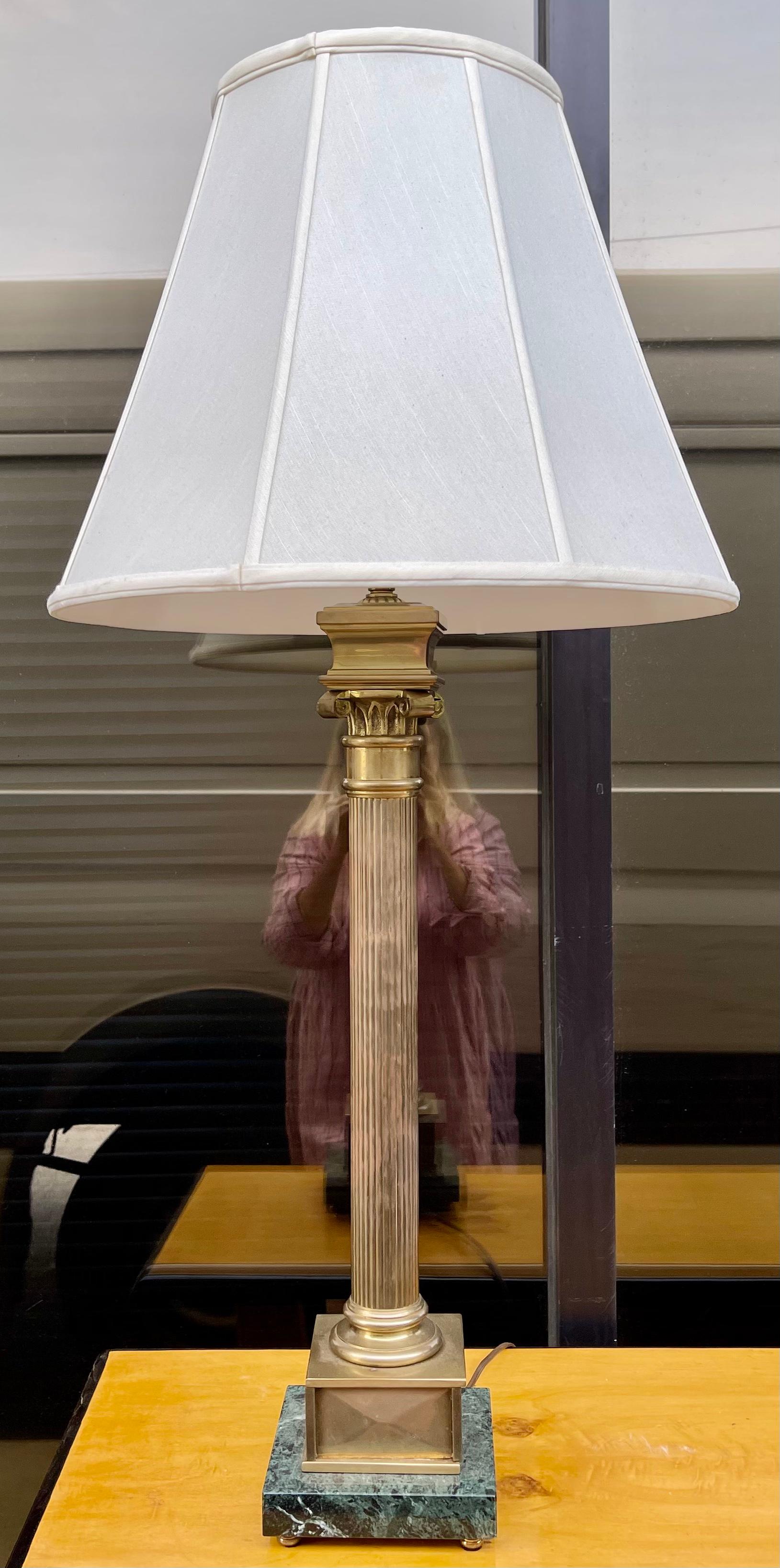 Américain Paire de lampes de bureau à colonne dorée en laiton et marbre de style néoclassique Chapman  en vente
