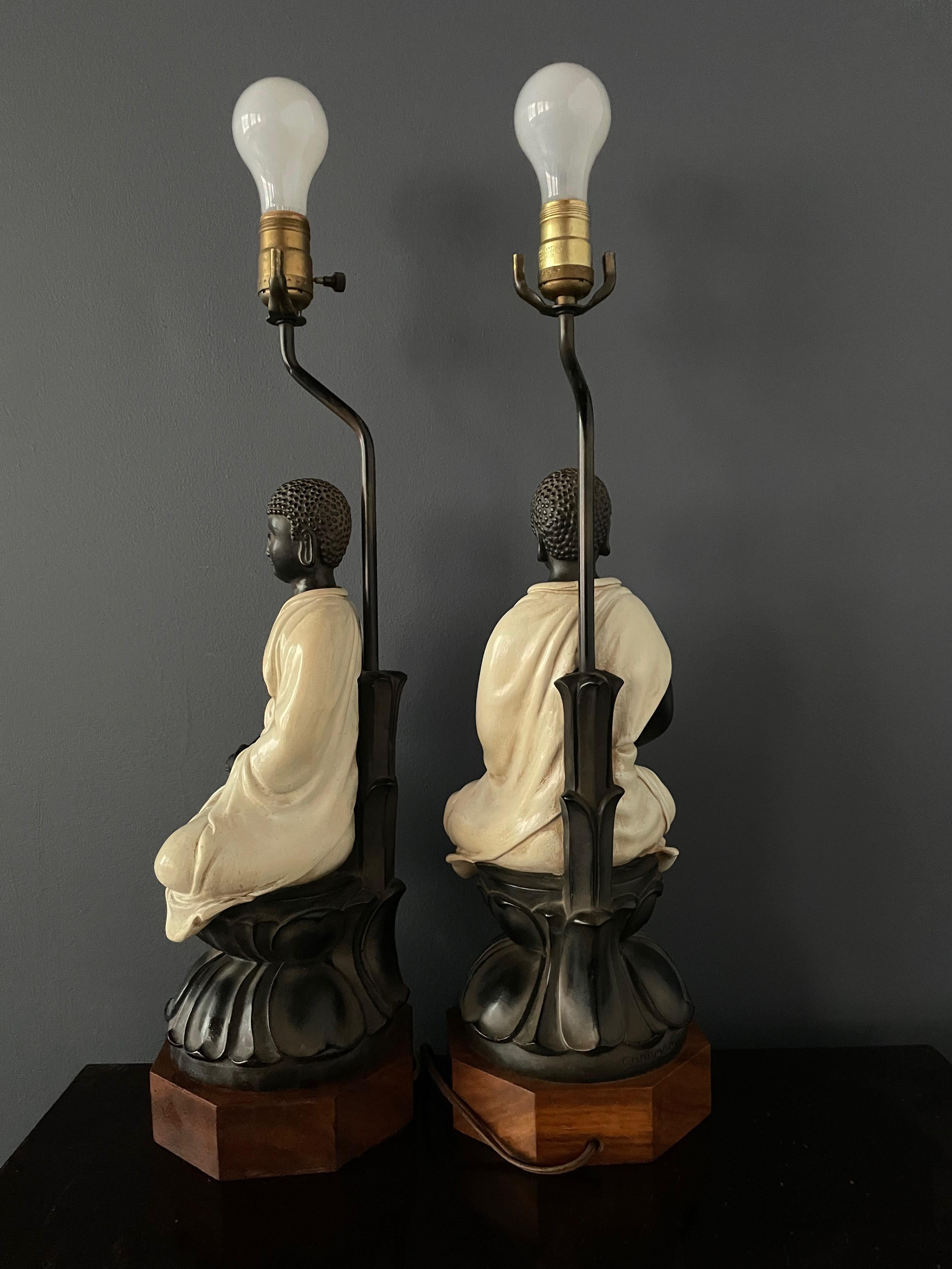 Chapman Paire de lampes de table en céramique représentant des bouddhas assis sur une base en bois de rose Milieu du siècle dernier en vente 1