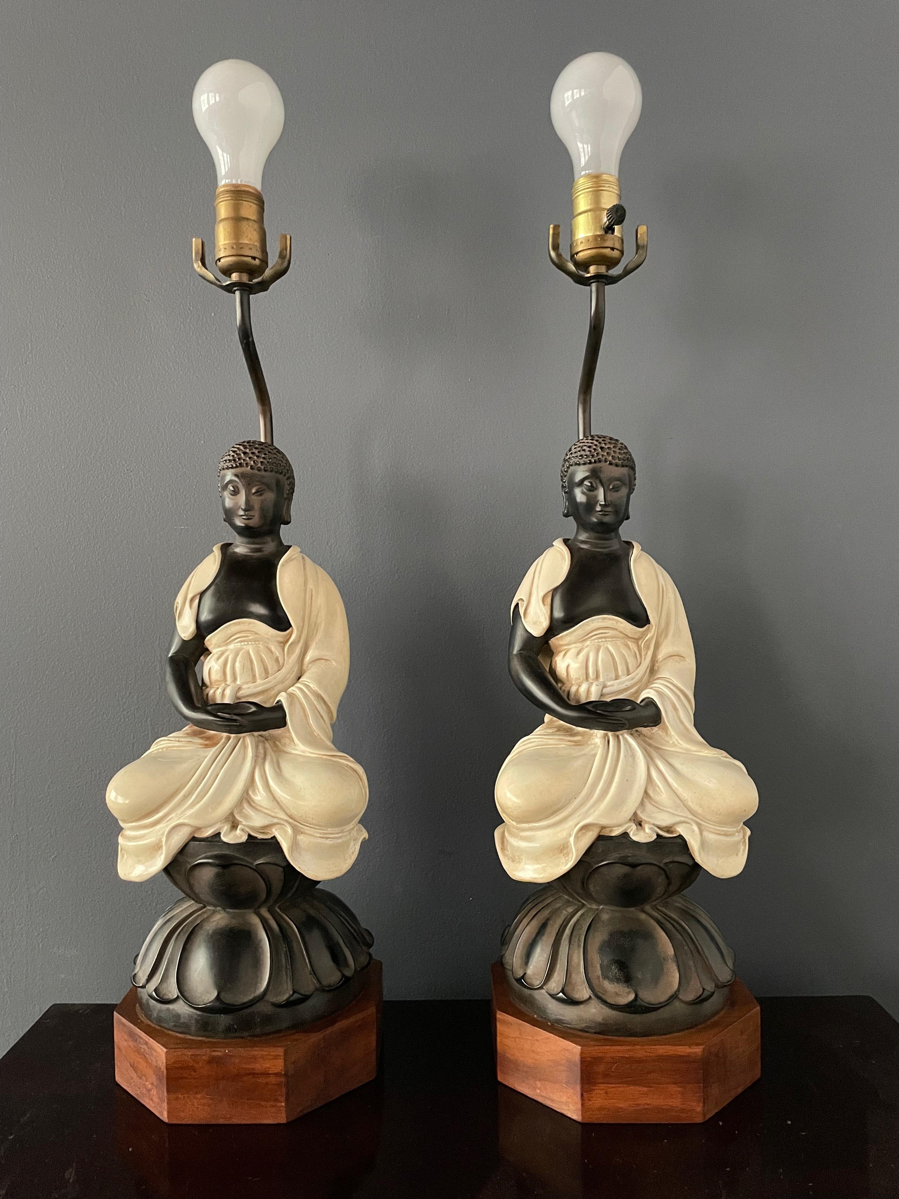 Chapman Paire de lampes de table en céramique représentant des bouddhas assis sur une base en bois de rose Milieu du siècle dernier en vente 2