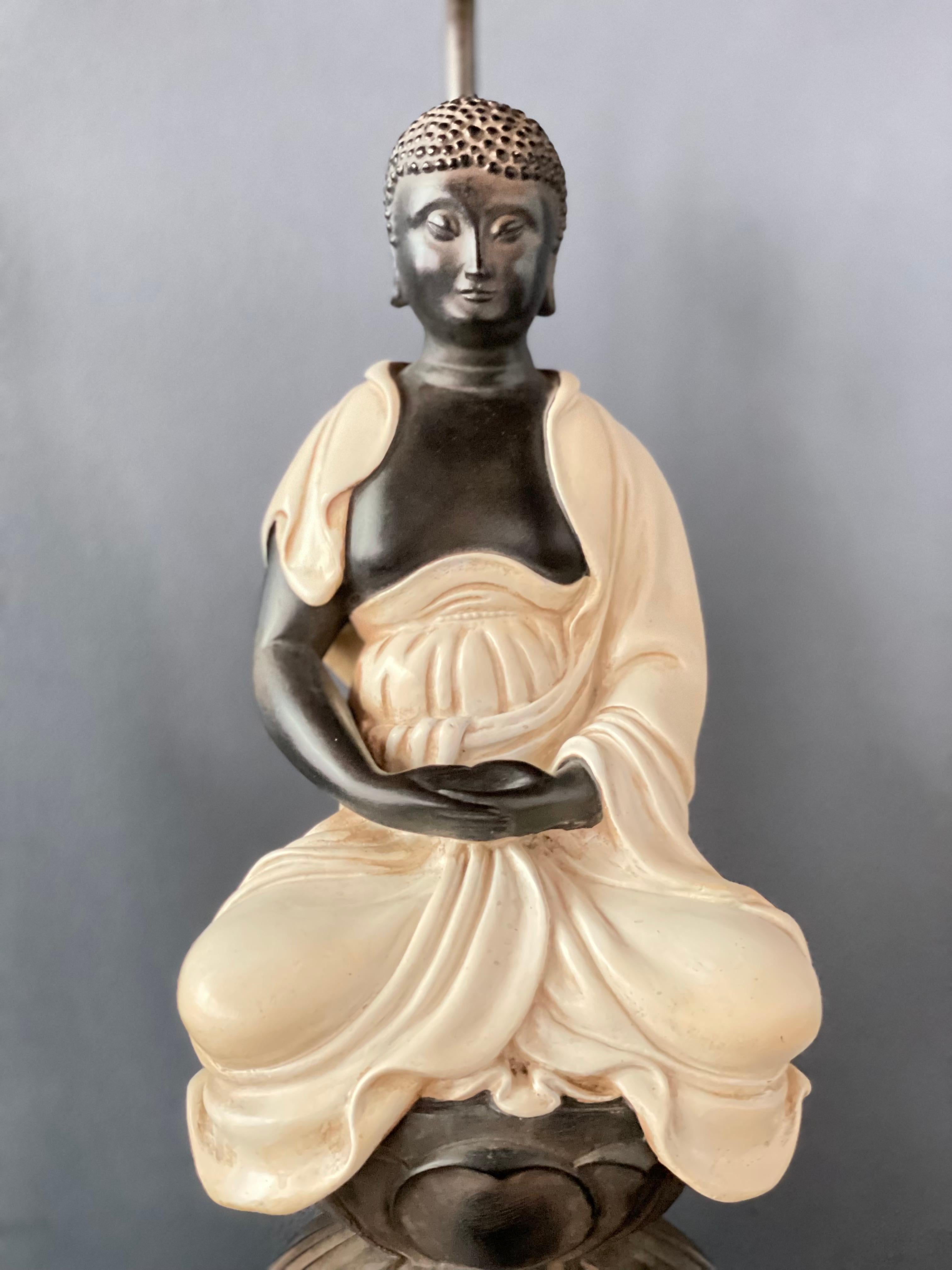 Chapman Paire de lampes de table en céramique représentant des bouddhas assis sur une base en bois de rose Milieu du siècle dernier Bon état - En vente à Philadelphia, PA