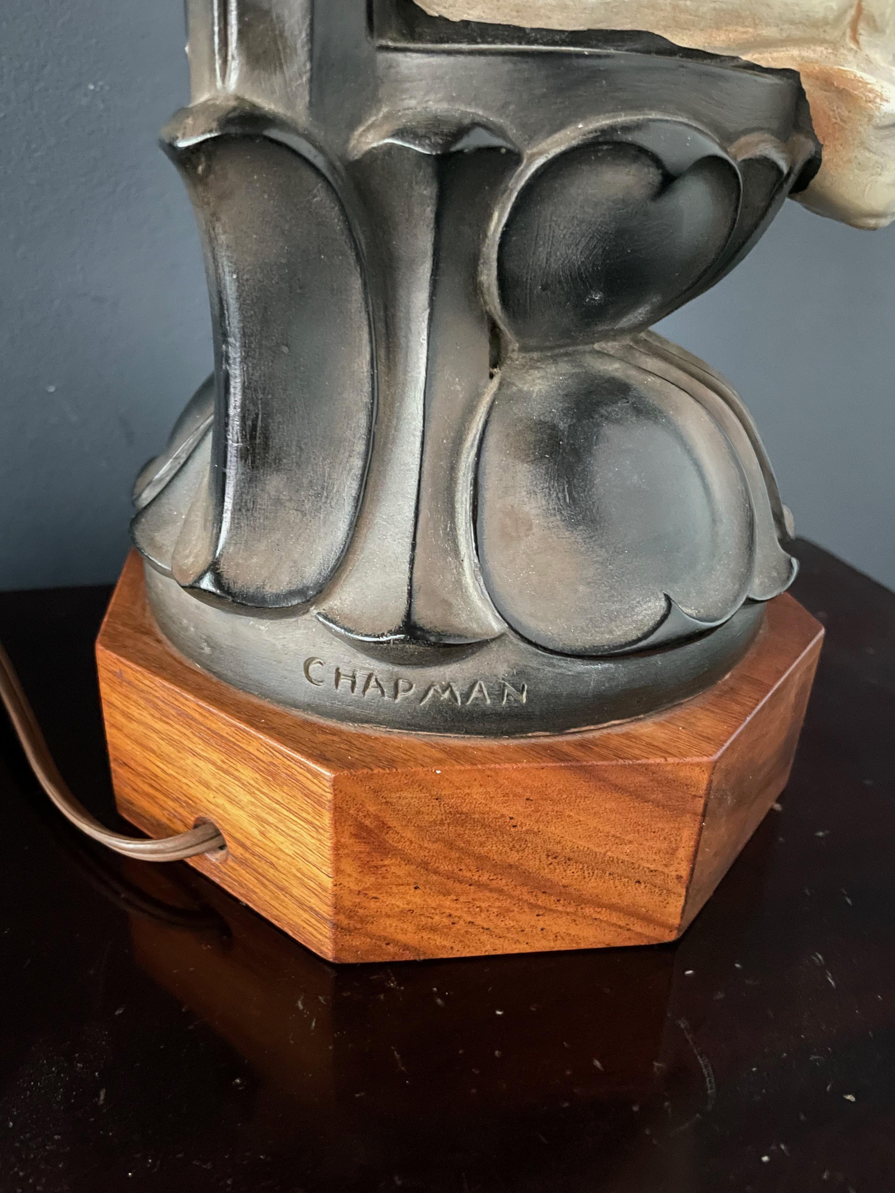 20ième siècle Chapman Paire de lampes de table en céramique représentant des bouddhas assis sur une base en bois de rose Milieu du siècle dernier en vente