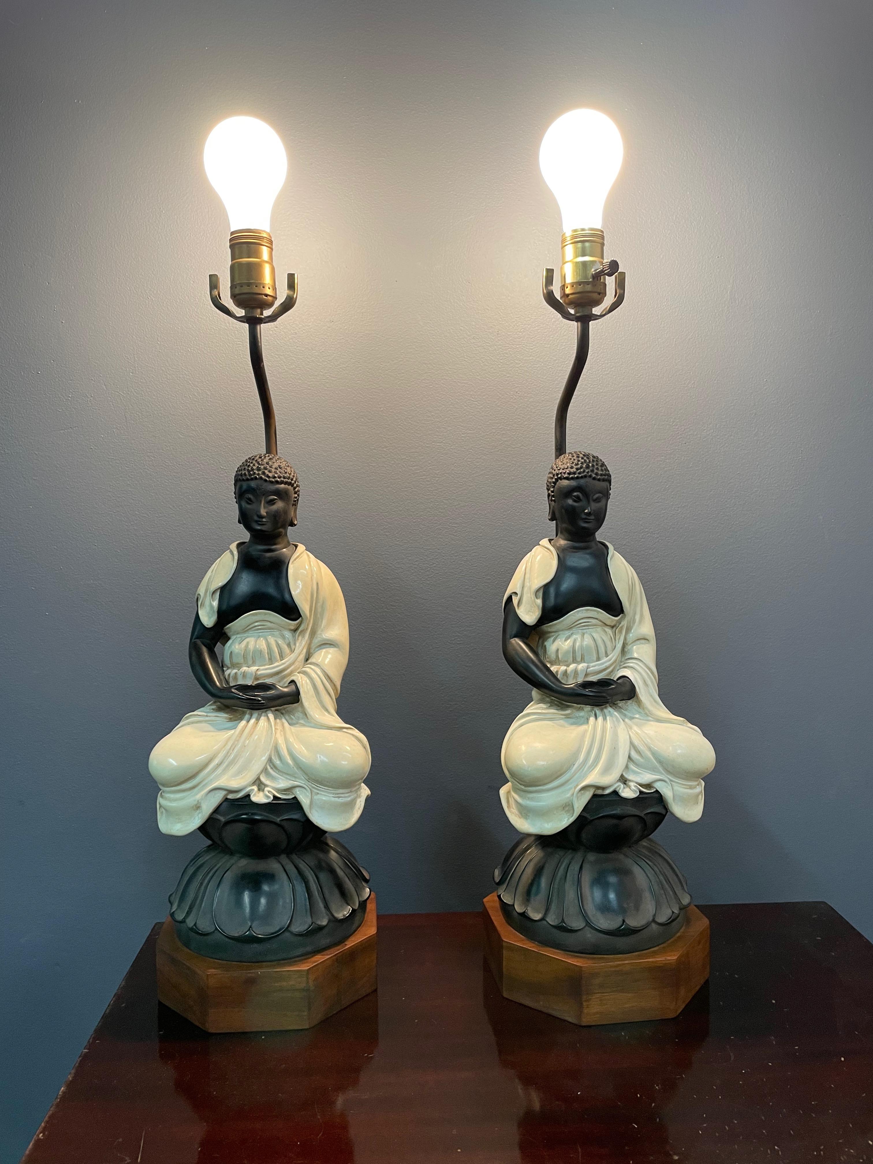 Céramique Chapman Paire de lampes de table en céramique représentant des bouddhas assis sur une base en bois de rose Milieu du siècle dernier en vente