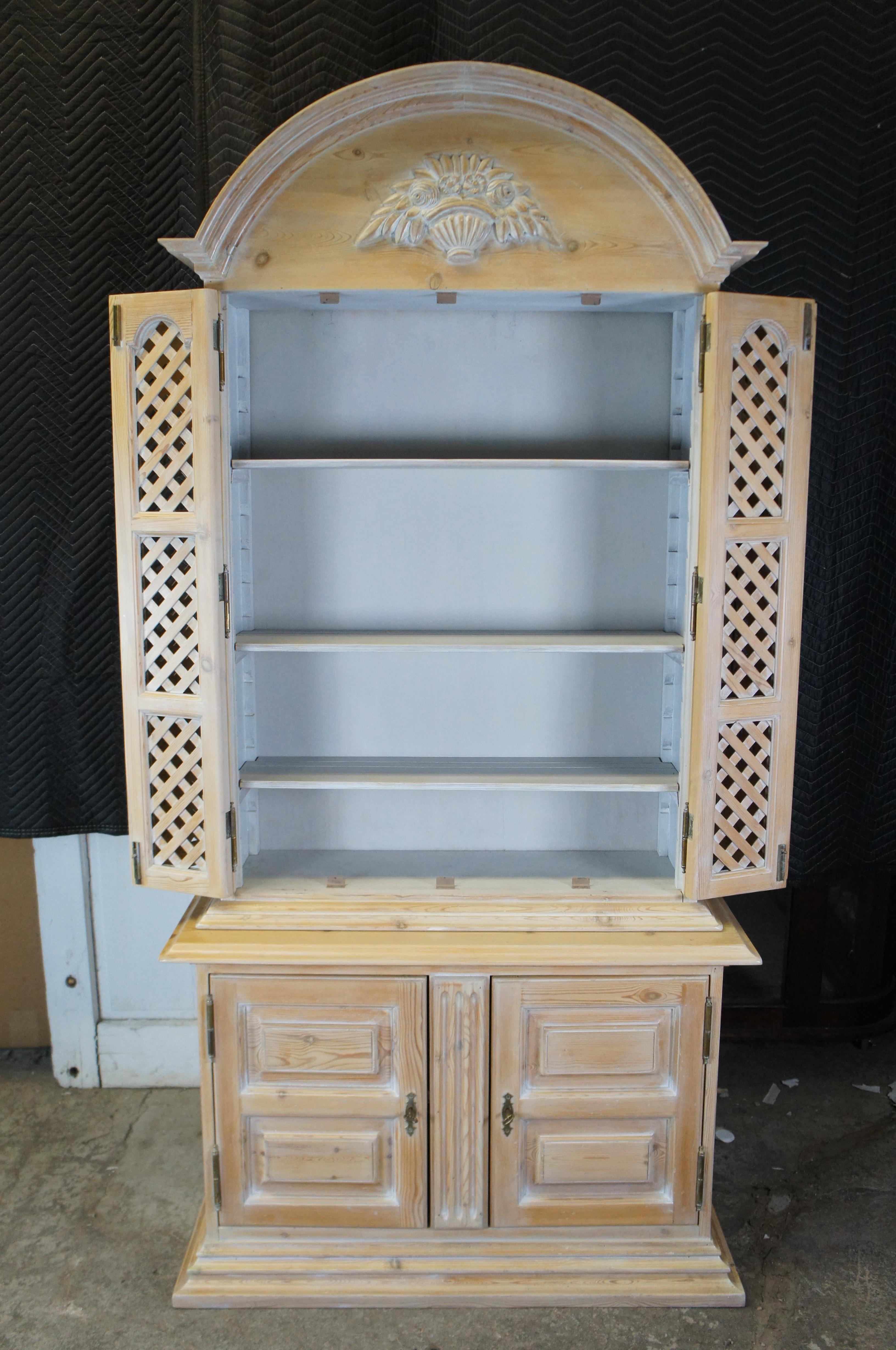 Fin du 20e siècle Chapman Pine French Country Lattice Cupboard Cabinet Bookcase China Hutch 87