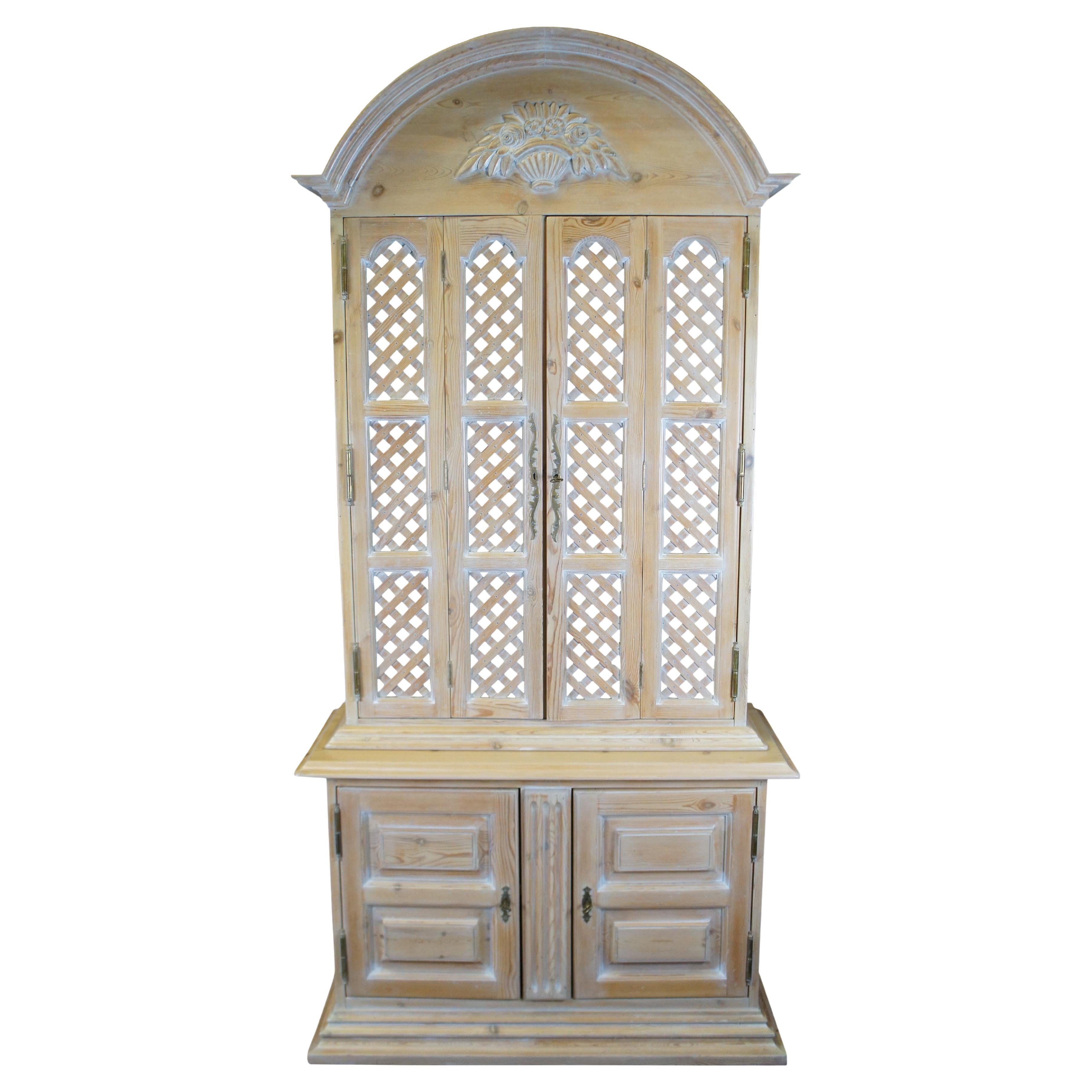 Vintage china hutch / vaisselier / bookcase by Chapman, Made in Spain circa 1980s. Ce meuble présente un design campagnard français ou un buffet deux avec des portes en treillis, un plateau arqué avec des sculptures florales et de nombreuses
