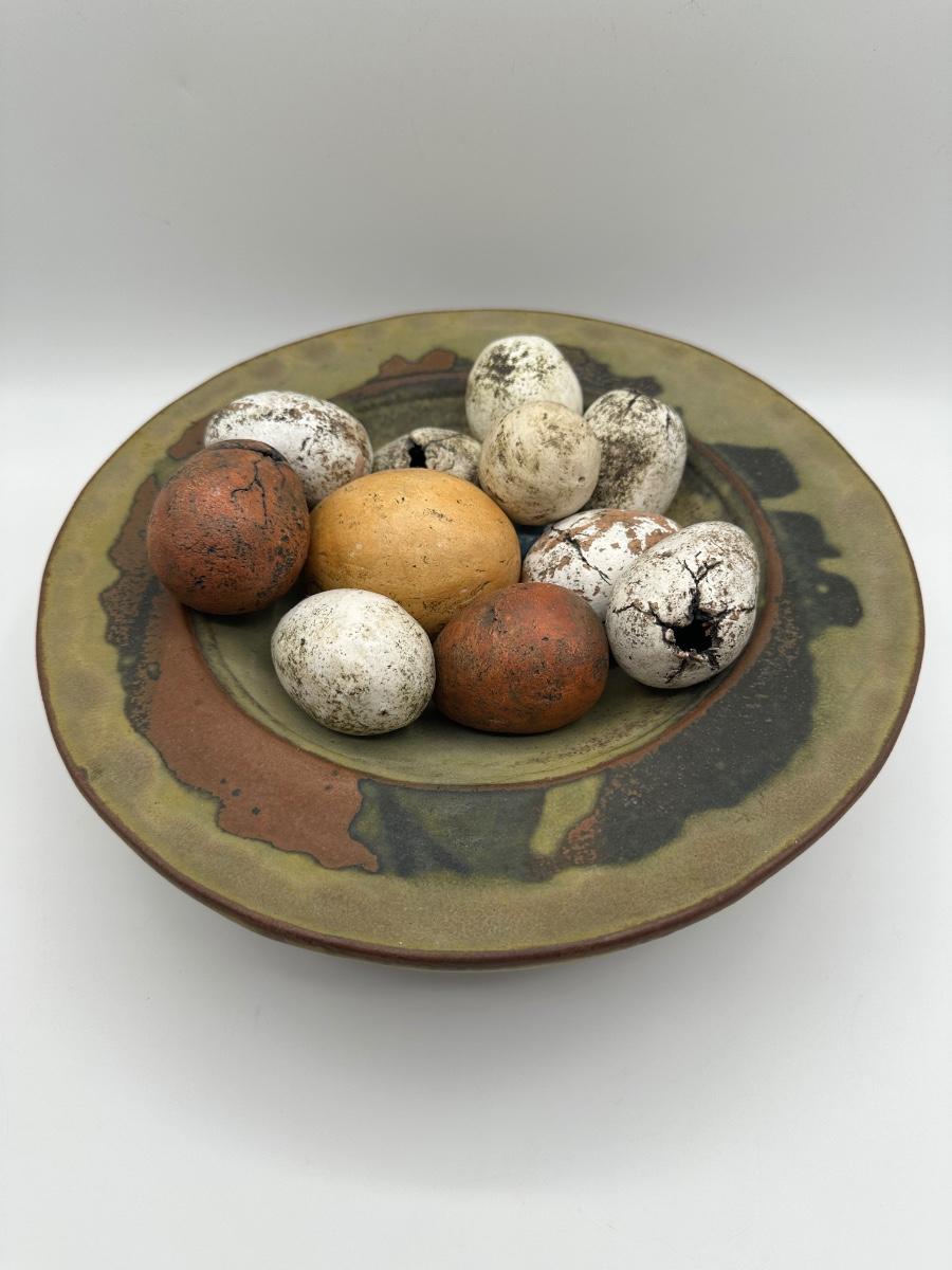 Cuenco con huevos (Cerámica Chapman Hand Made) - Still-Life Sculpture Gris de Chapman Pottery