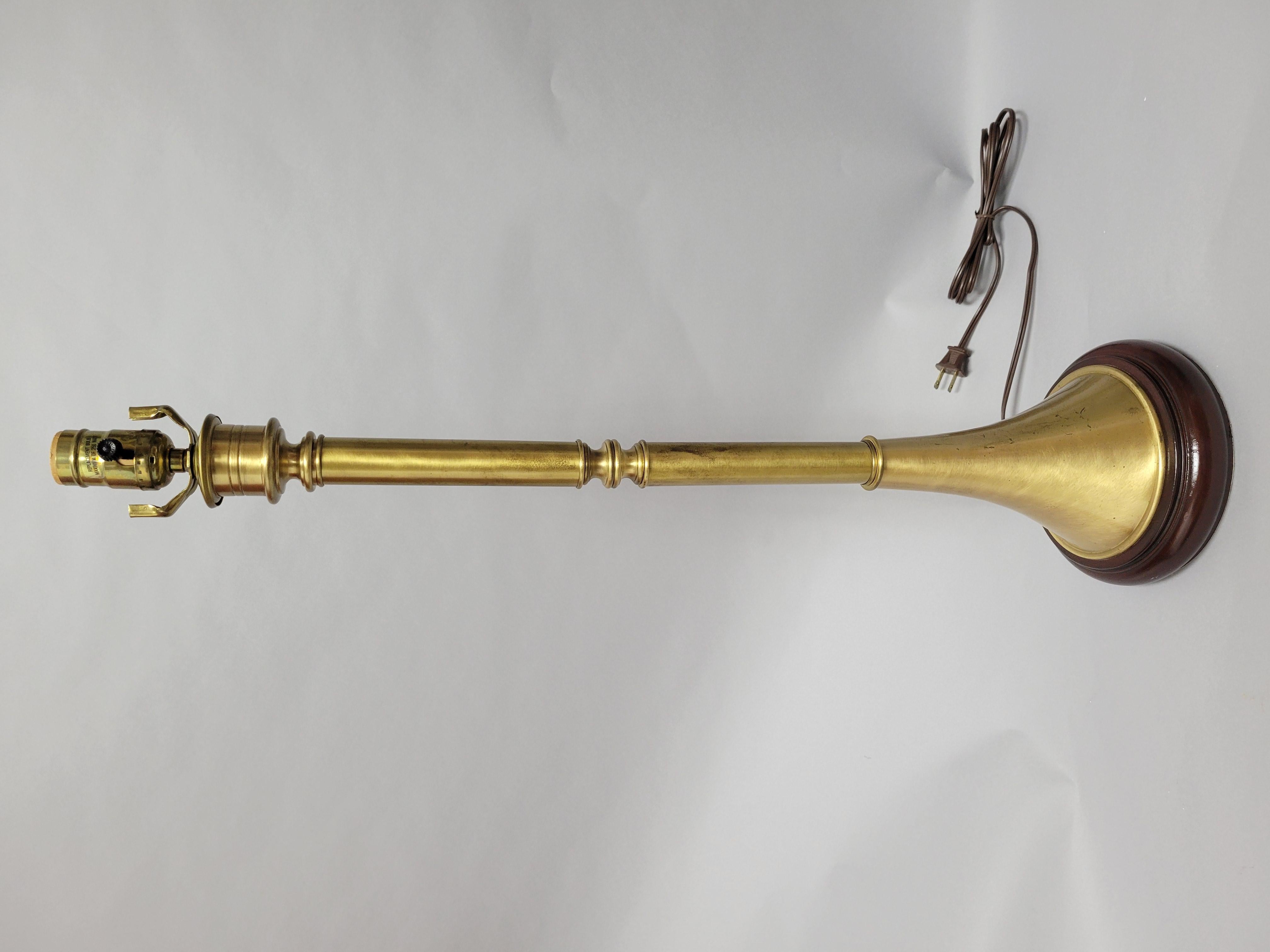 Lampe à corne en laiton de style Chapman

Ajoutez une touche d'élégance classique à votre intérieur avec cette lampe à corne en laiton de style Chapman sophistiquée. Cette lampe est un beau mélange de design traditionnel et de fonctionnalité