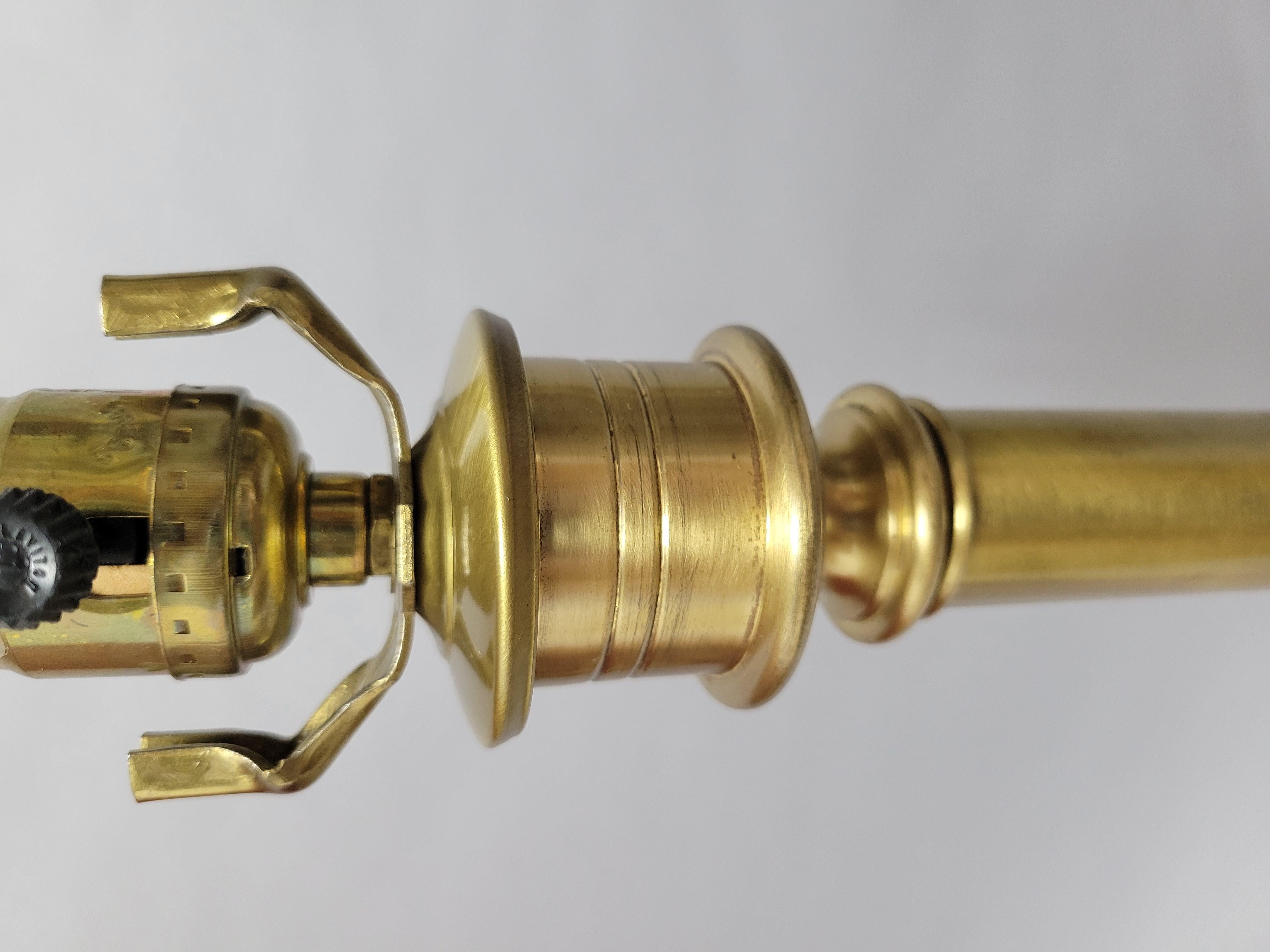 Laiton Lampe à corne en laiton de style Chapman en vente