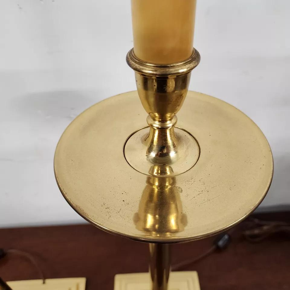 Lámparas de mesa Chapman Pareja de candelabros de latón en venta 3