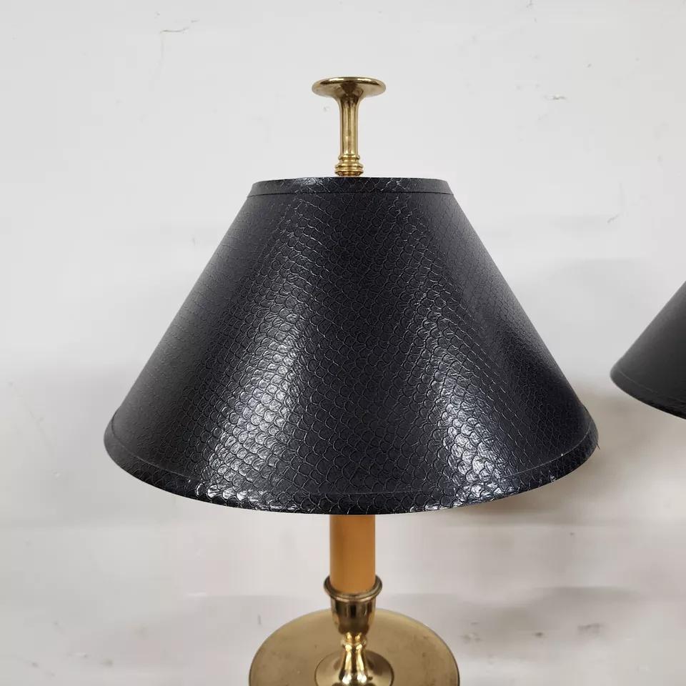 Lámparas de mesa Chapman Pareja de candelabros de latón en venta 4
