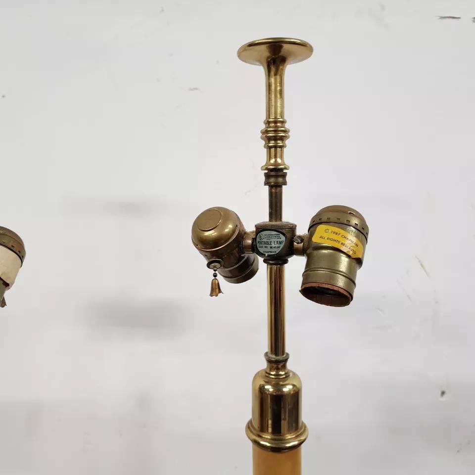 Lámparas de mesa Chapman Pareja de candelabros de latón en venta 5