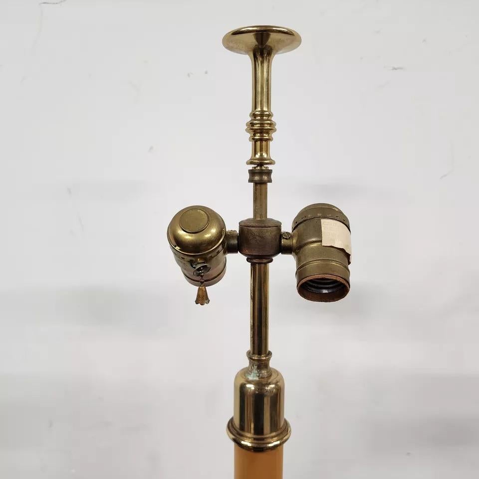 Lámparas de mesa Chapman Pareja de candelabros de latón en venta 6