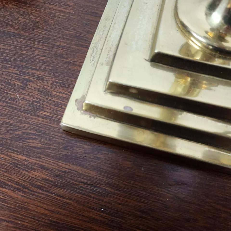 Lámparas de mesa Chapman Pareja de candelabros de latón en venta 8