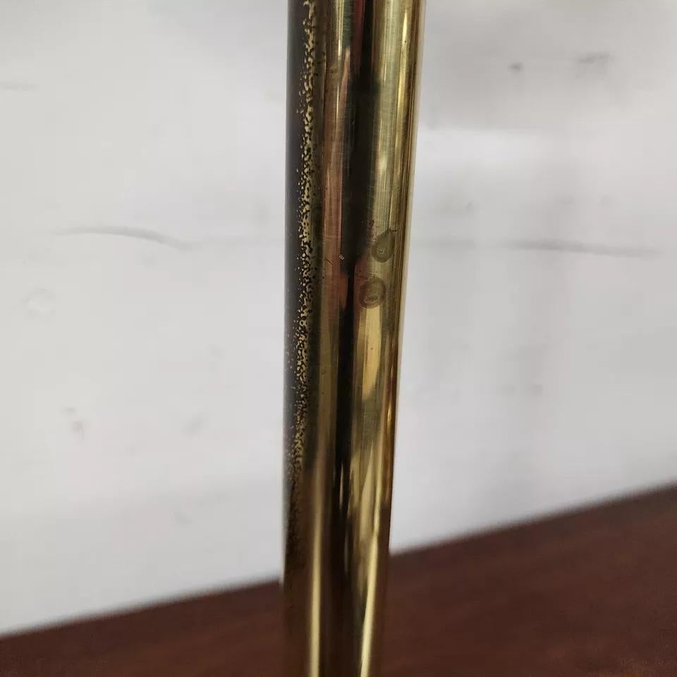 Lámparas de mesa Chapman Pareja de candelabros de latón en venta 9