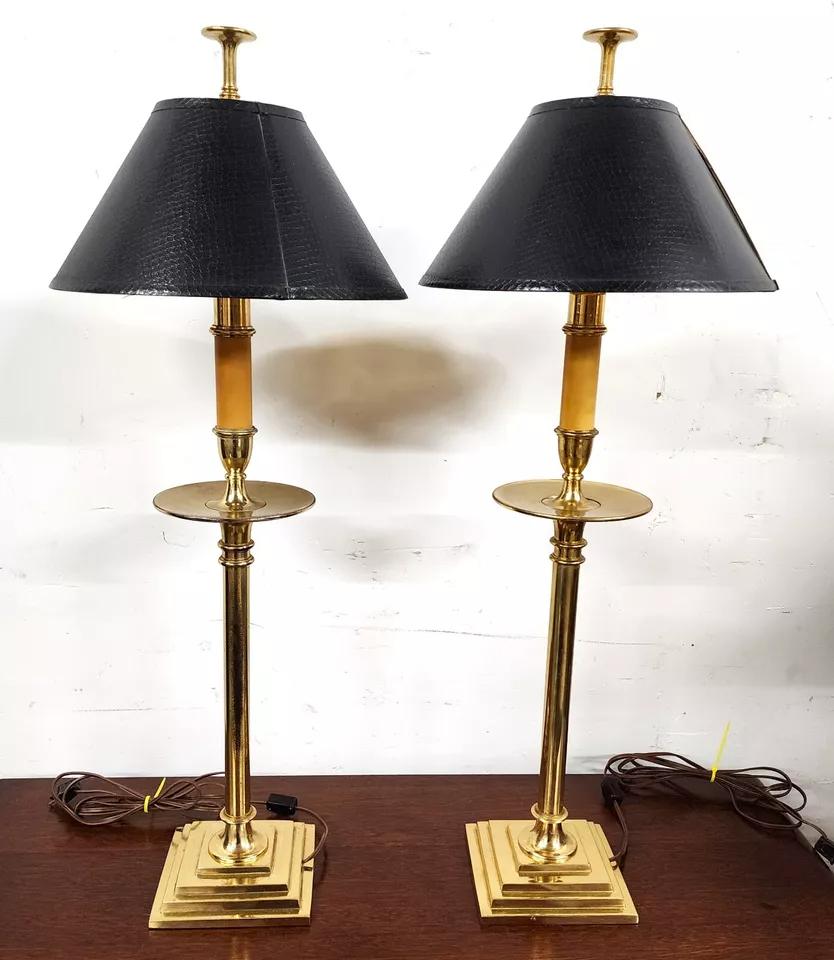 Lámparas de mesa Chapman Pareja de candelabros de latón Moderno de mediados de siglo en venta