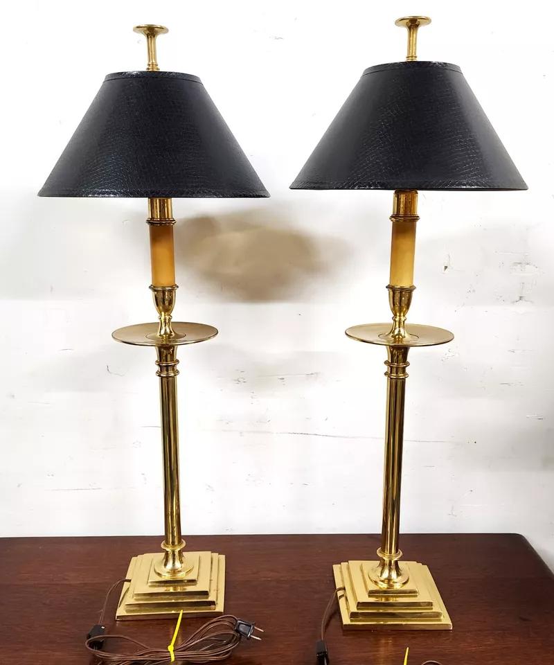 Lámparas de mesa Chapman Pareja de candelabros de latón Estadounidense en venta