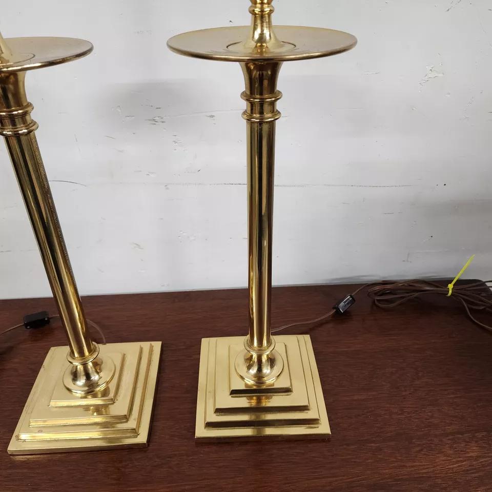 Lámparas de mesa Chapman Pareja de candelabros de latón en Bueno estado para la venta en Lake Worth, FL