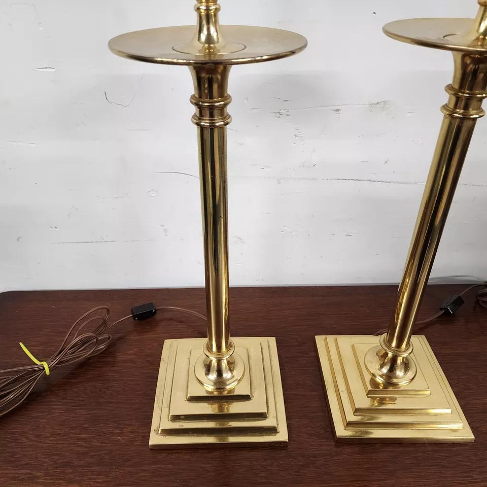 Lámparas de mesa Chapman Pareja de candelabros de latón finales del siglo XX en venta