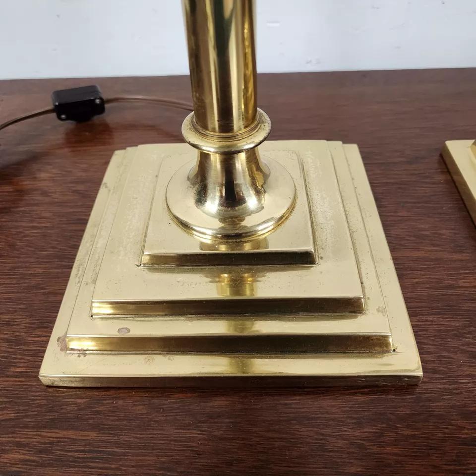 Lámparas de mesa Chapman Pareja de candelabros de latón Latón en venta