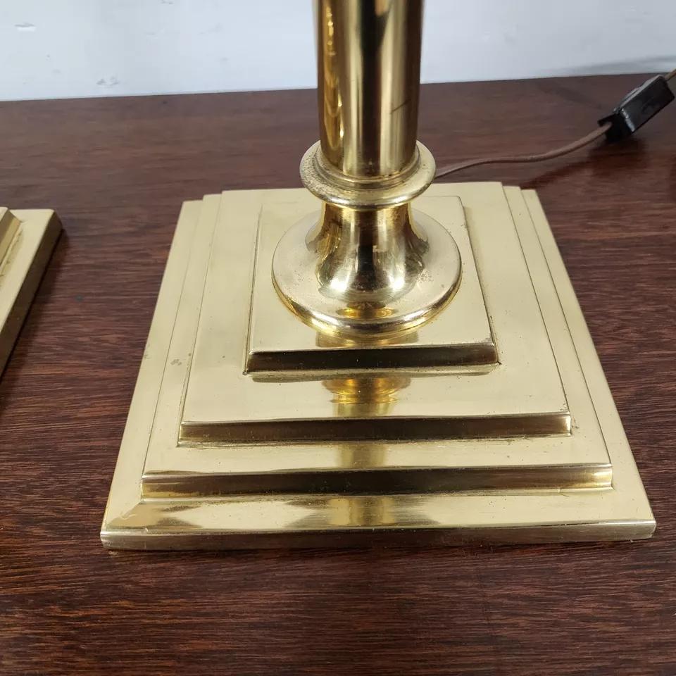 Lámparas de mesa Chapman Pareja de candelabros de latón en venta 1