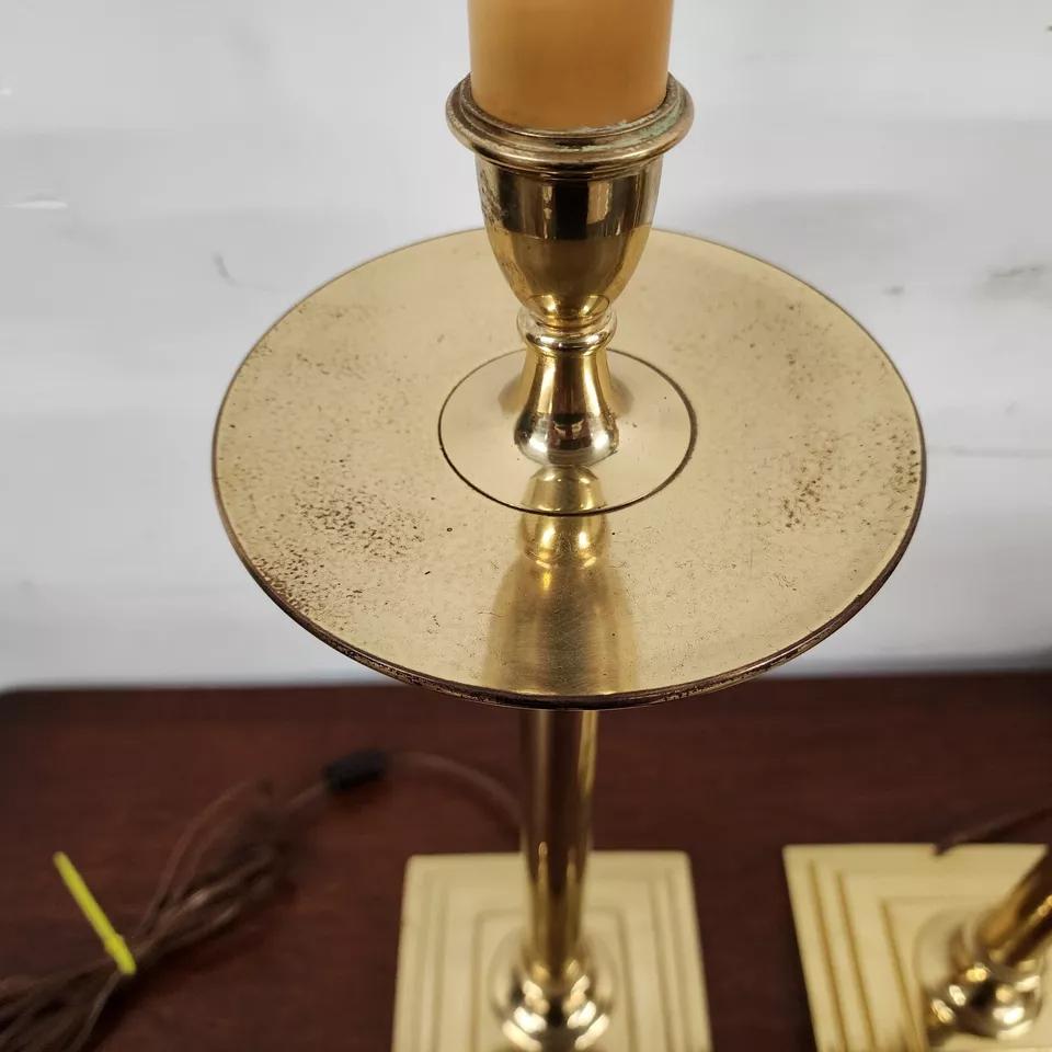 Lámparas de mesa Chapman Pareja de candelabros de latón en venta 2