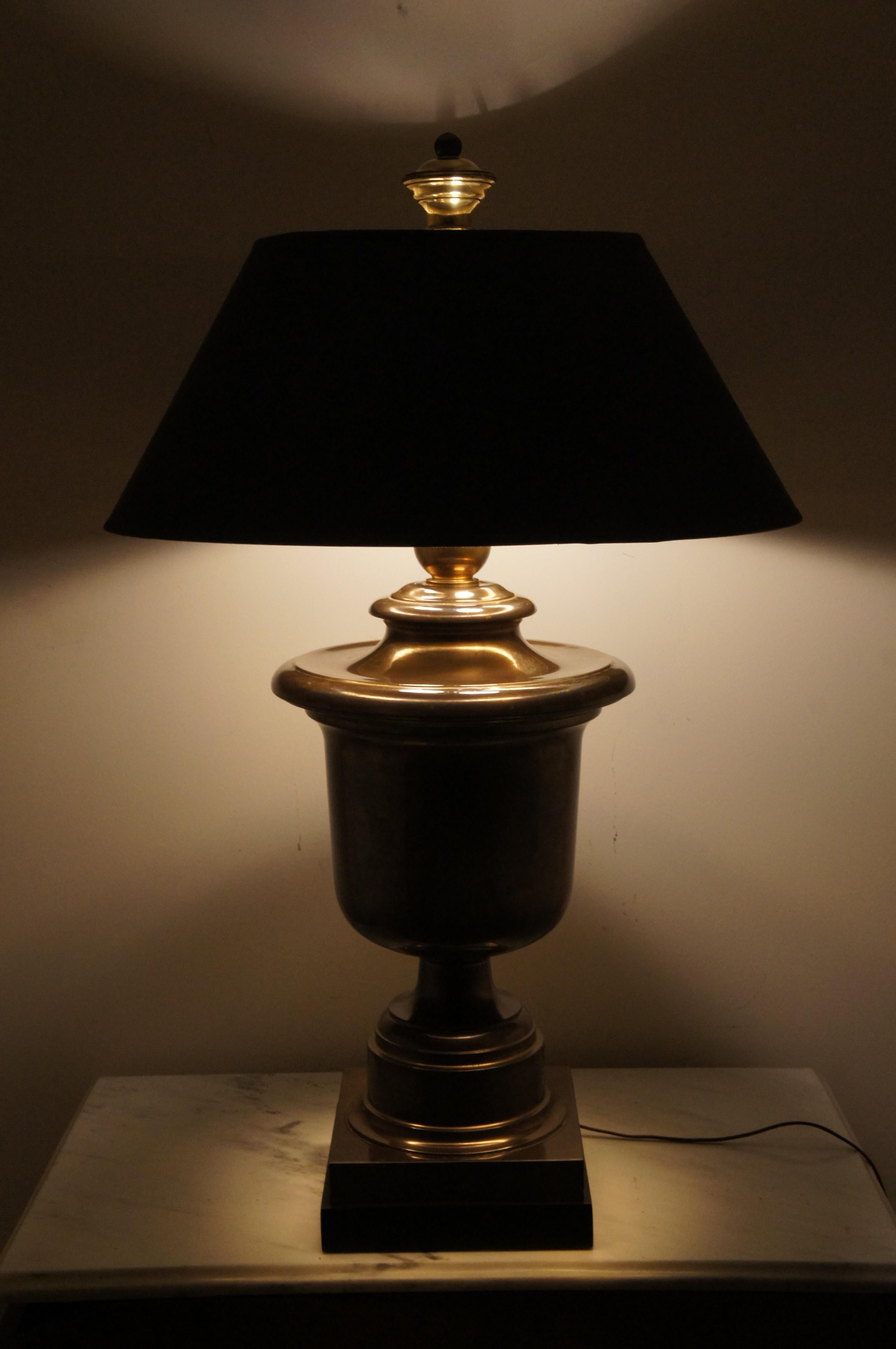 20th Century Chapman Traditional Classical Brass Urn Table Lamp Hollywood Regency Trophy