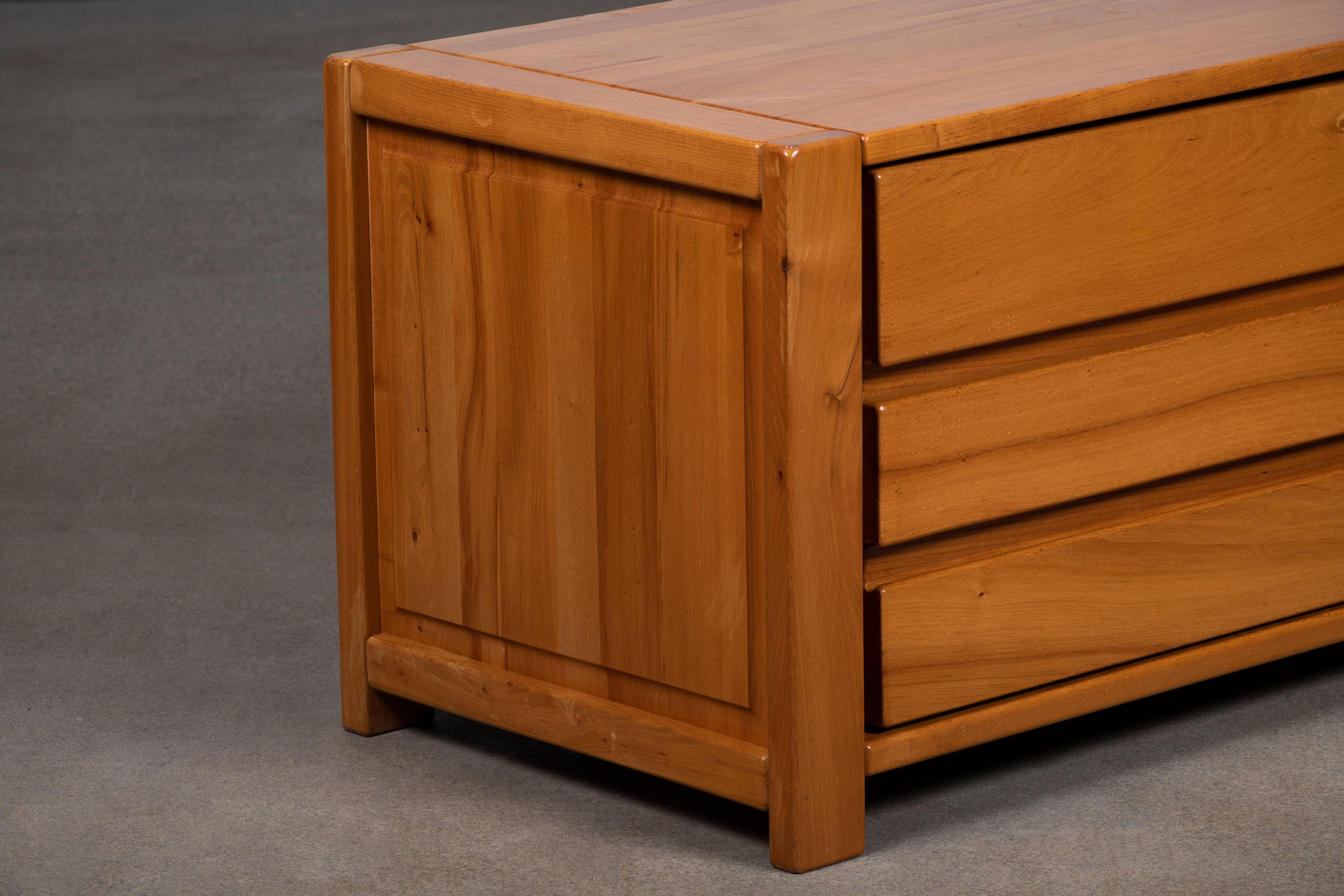 Dieses beeindruckende Sideboard wird Maison Regain, Frankreich, in den späten 1970er Jahren zugeschrieben. Das Sideboard ist aus massivem Ulmenholz gefertigt und verfügt über eine Doppeltür auf der linken Seite mit zwei schön gearbeiteten,