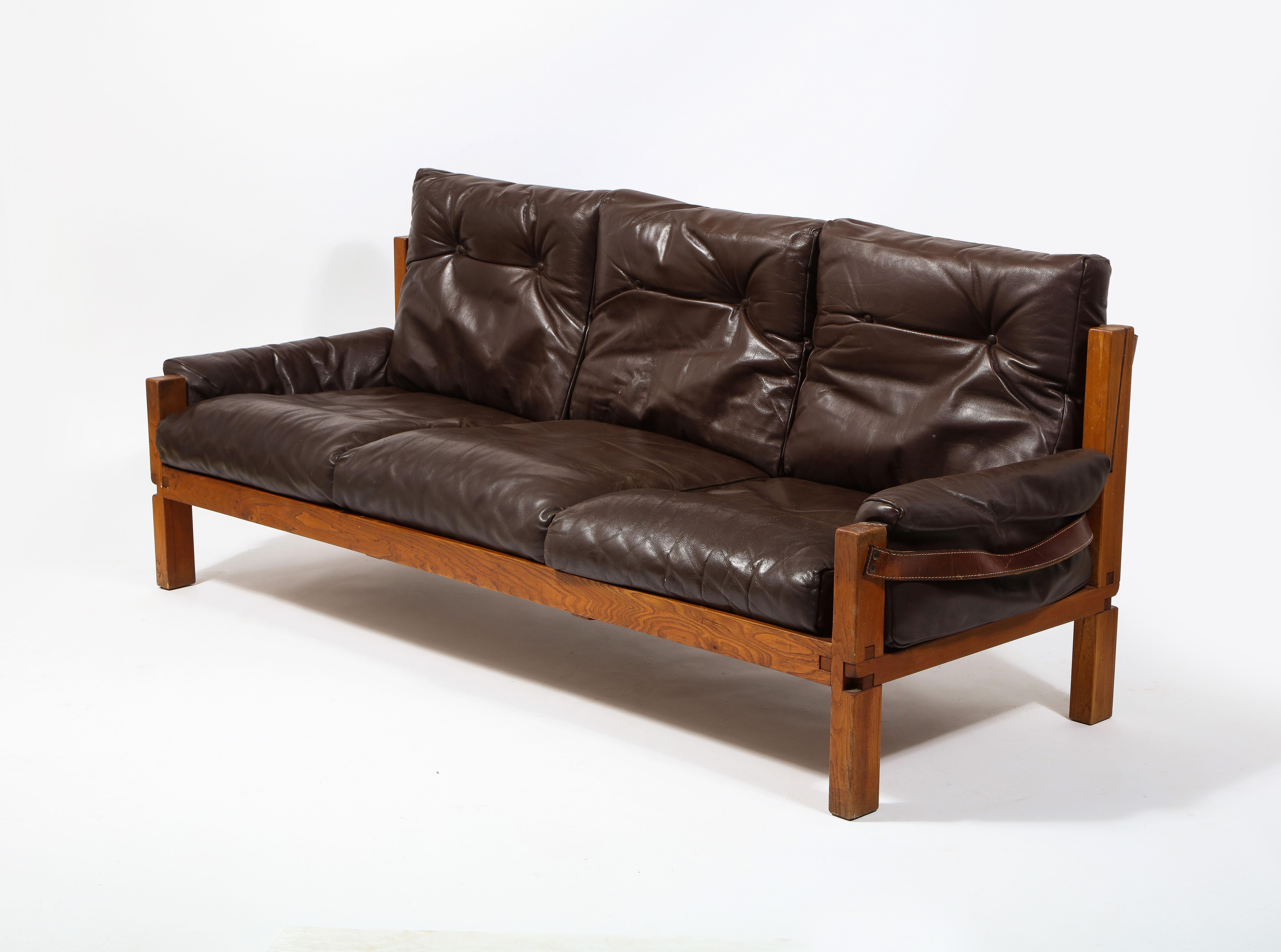 Pierre Chapo Leather & Elm Model S22R Three-Seater Sofa, France 1960's In Good Condition For Sale In New York, NY