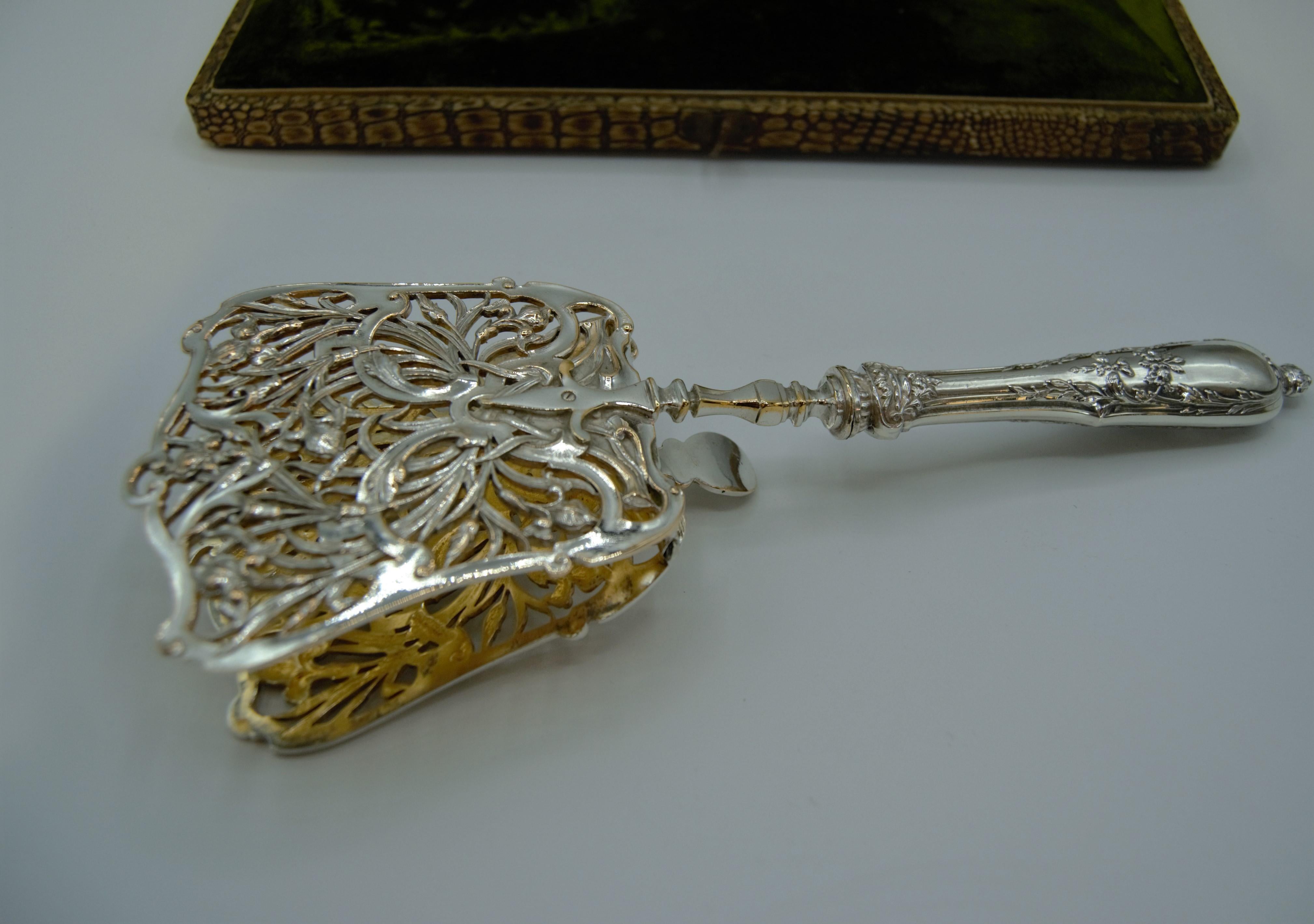 A. Chapus
Asparagus shovel/tong. Neck in solid silver neck brace and top in silver metal.

Still in its case.

Mark: 