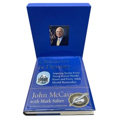 Le caractère est petit, signé par John McCain, première édition, imprimé ultérieurement, 2005